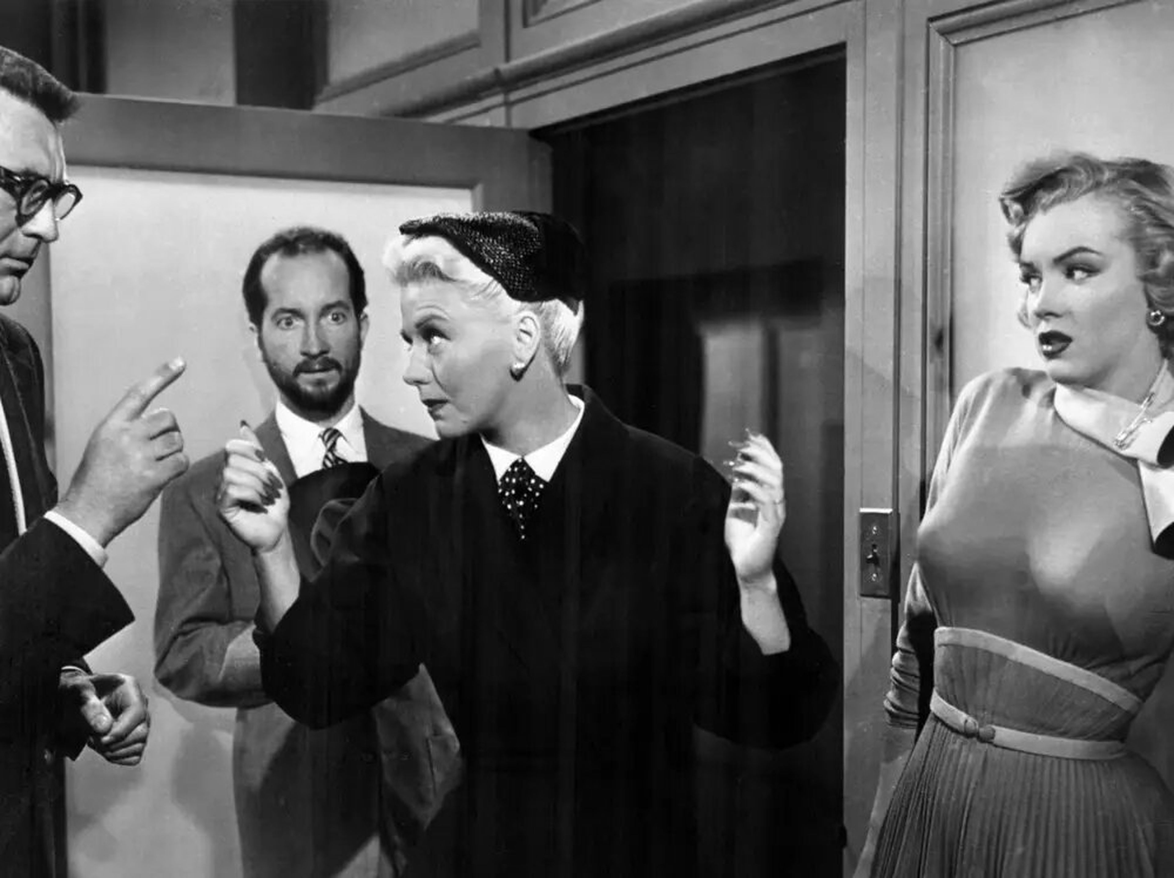 Marilyn Monroe con Cary Grant, Ginger Rogers y Robert Cornthwaite en 'Juego sucio'.