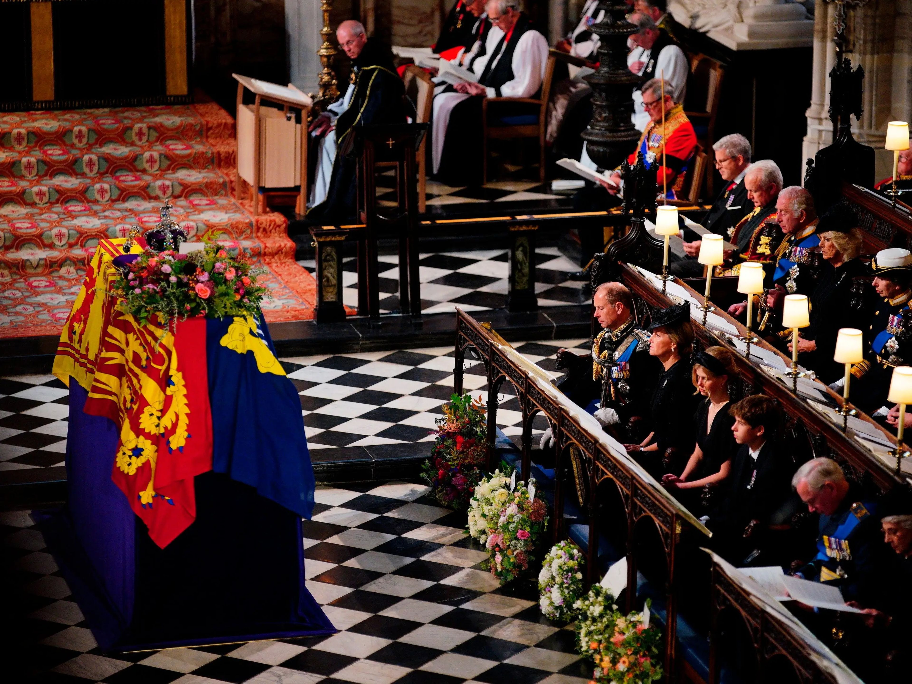 Miembros de la familia real asisten a la misa de entierro de la reina Isabel II en la capilla de San jorge.
