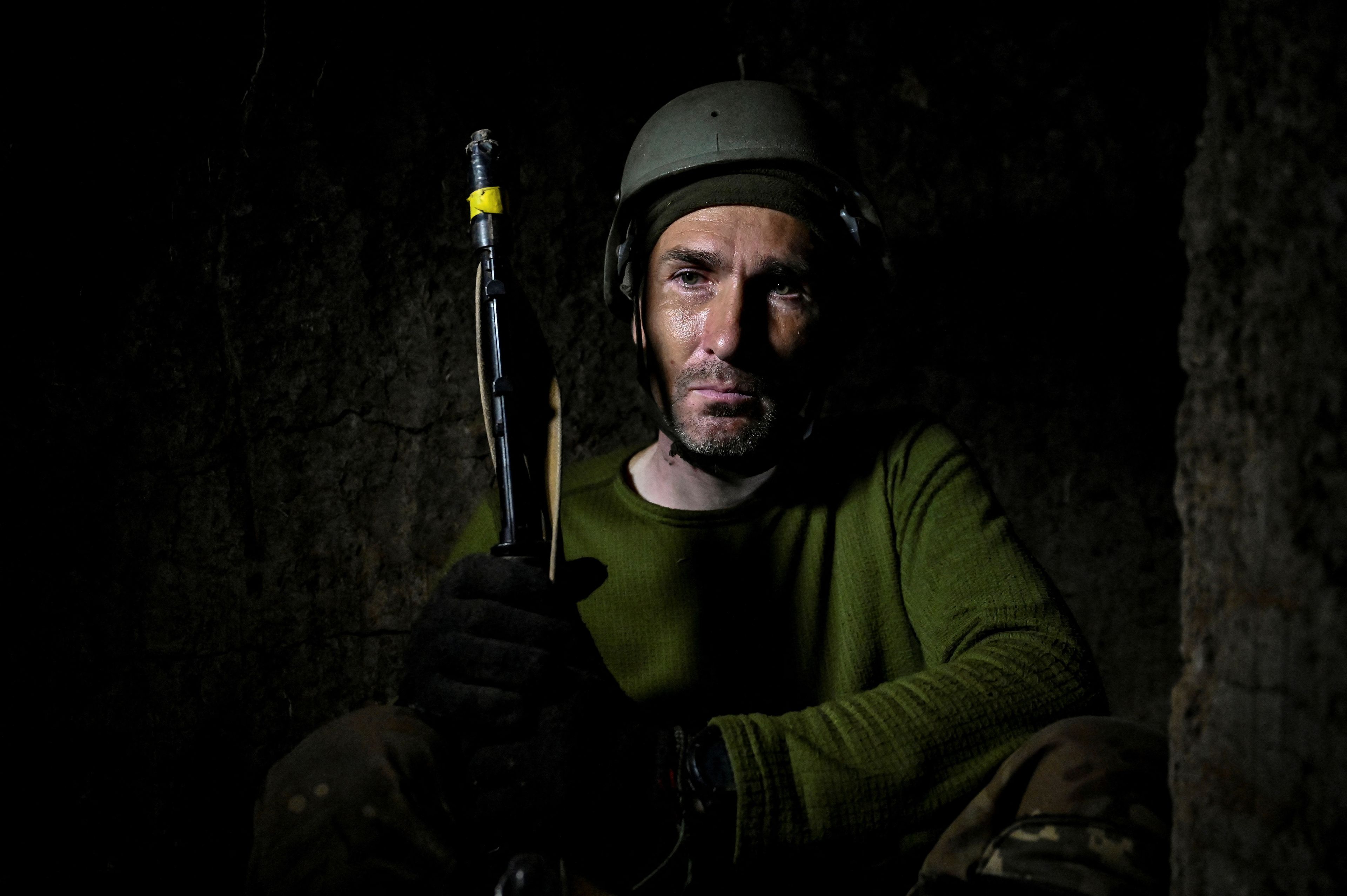 Un miembro del Ejército ucraniano espera en una trinchera en la línea del frente, en medio del ataque de Rusia a Ucrania, en la región de Zaporiyia.