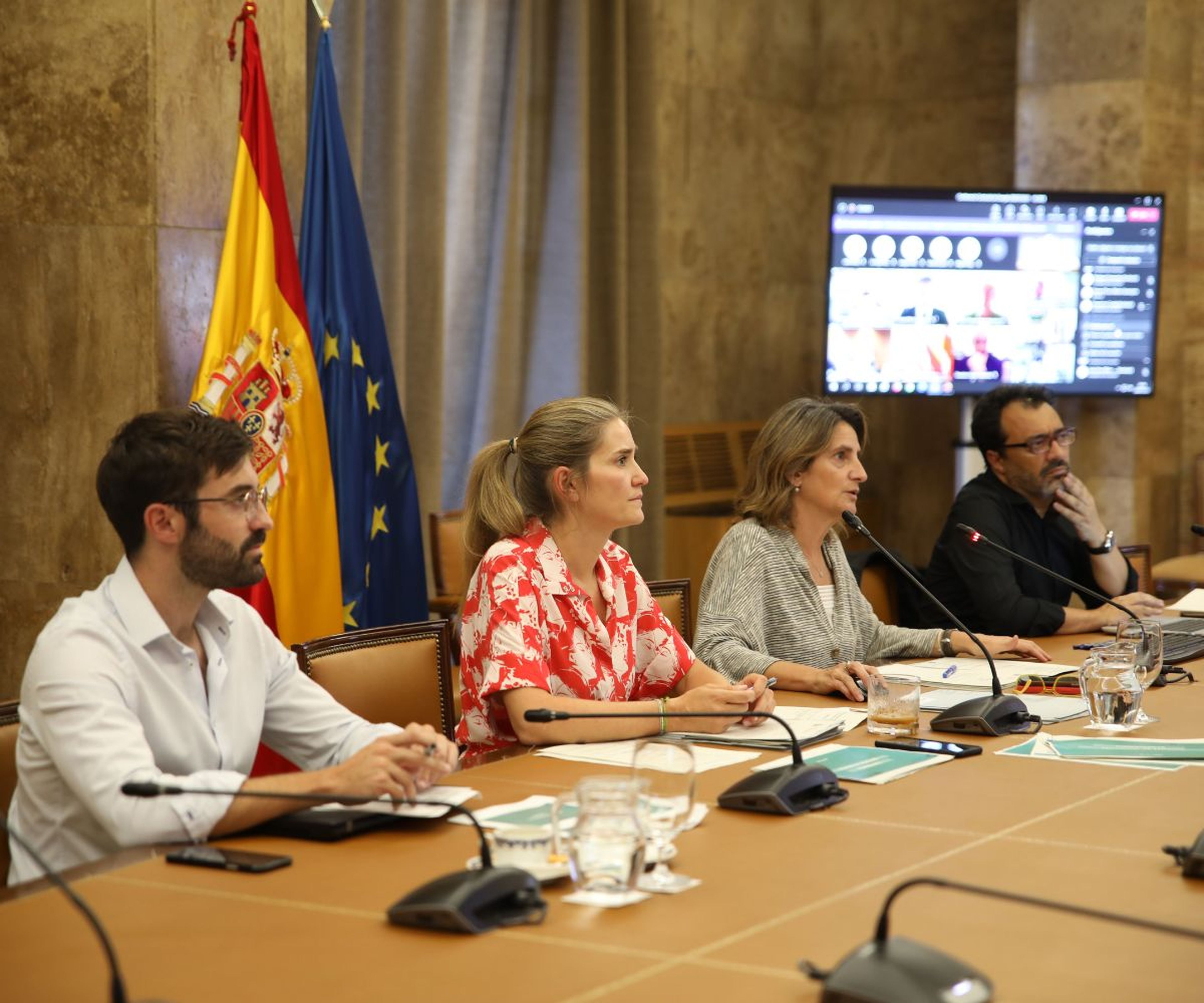 Teresa Ribera (segunda por la derecha), ministra para la Transición Ecológica de España.