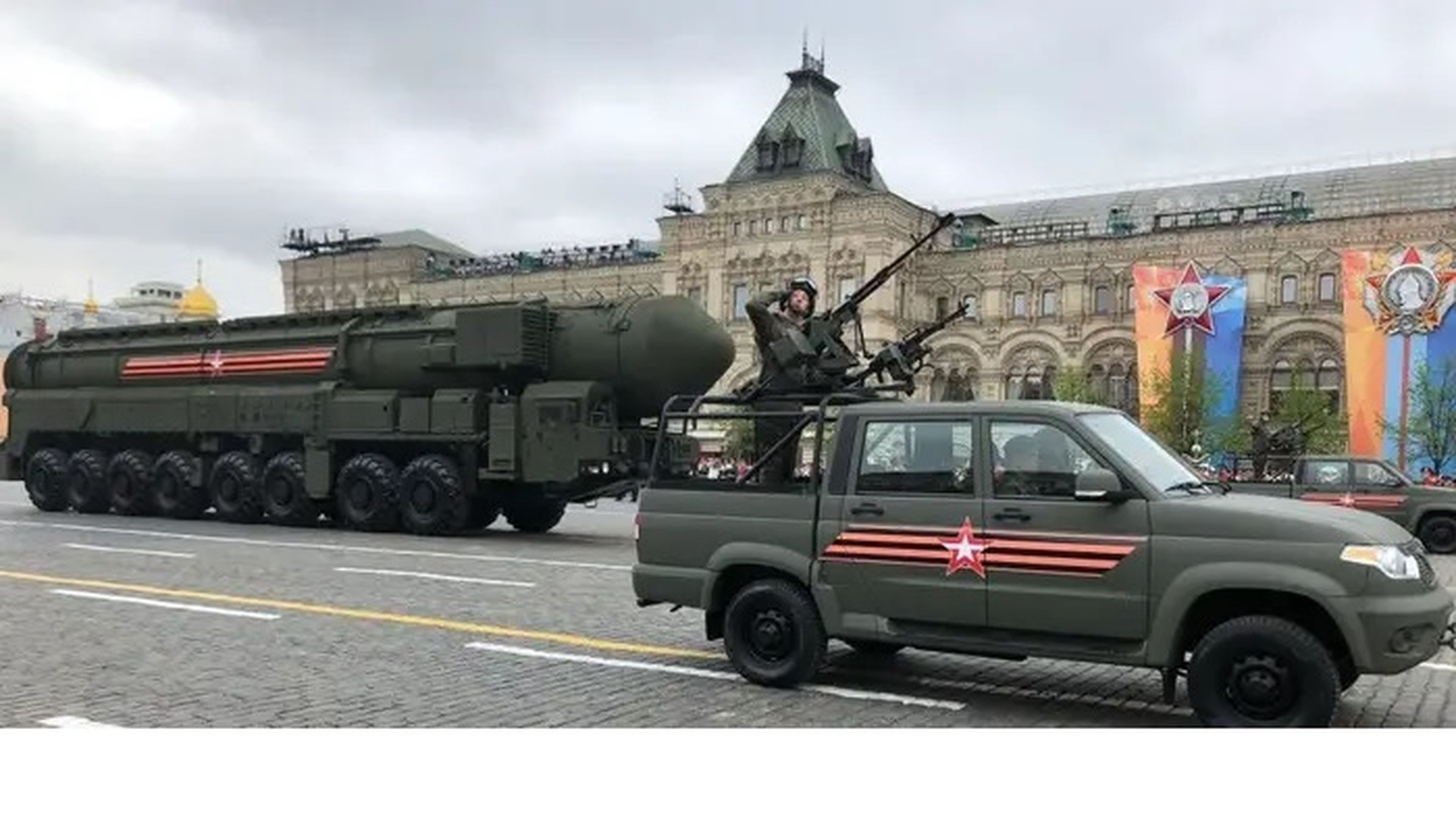 Misiles nucleares balísticos rusos Yars en lanzadores móviles ruedan por la Plaza Roja durante los ensayos del desfile militar del Día de la Victoria el 6 de mayo de 2018 en Moscú (Rusia).