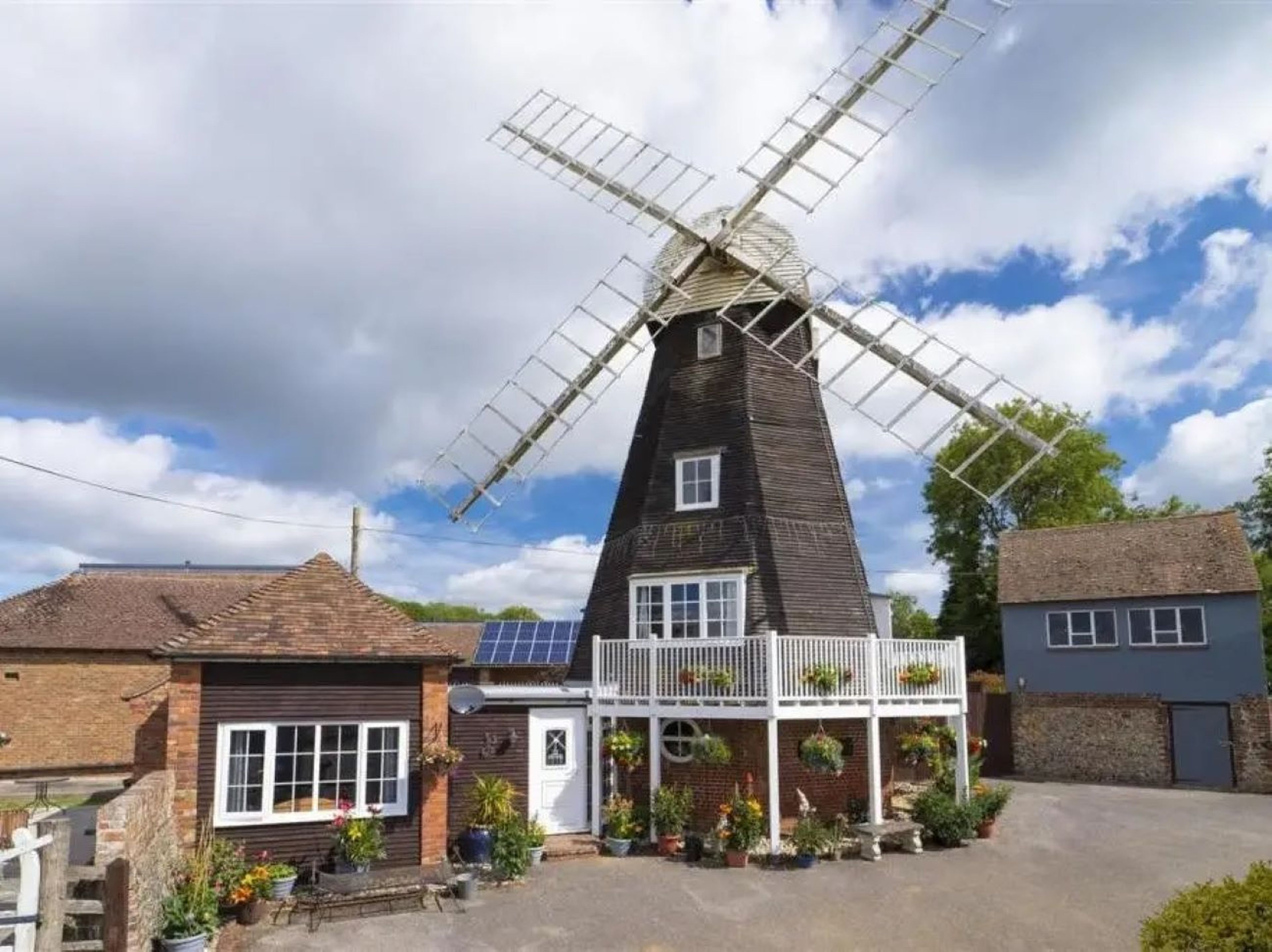 Molino de viento convertido en una casa en Reino Unido