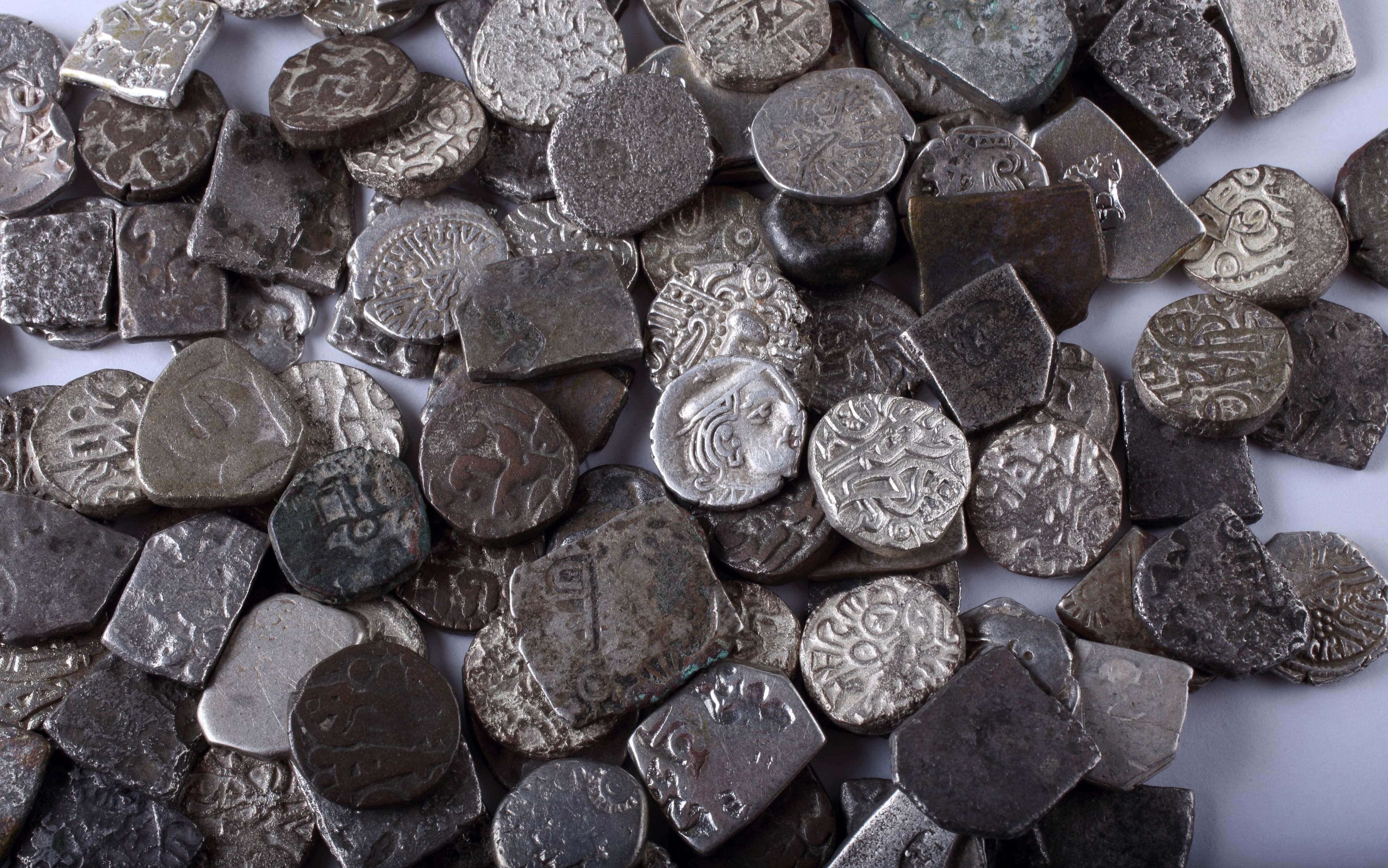Monedas antiguas aparecidas en India en el año 600 a.C.