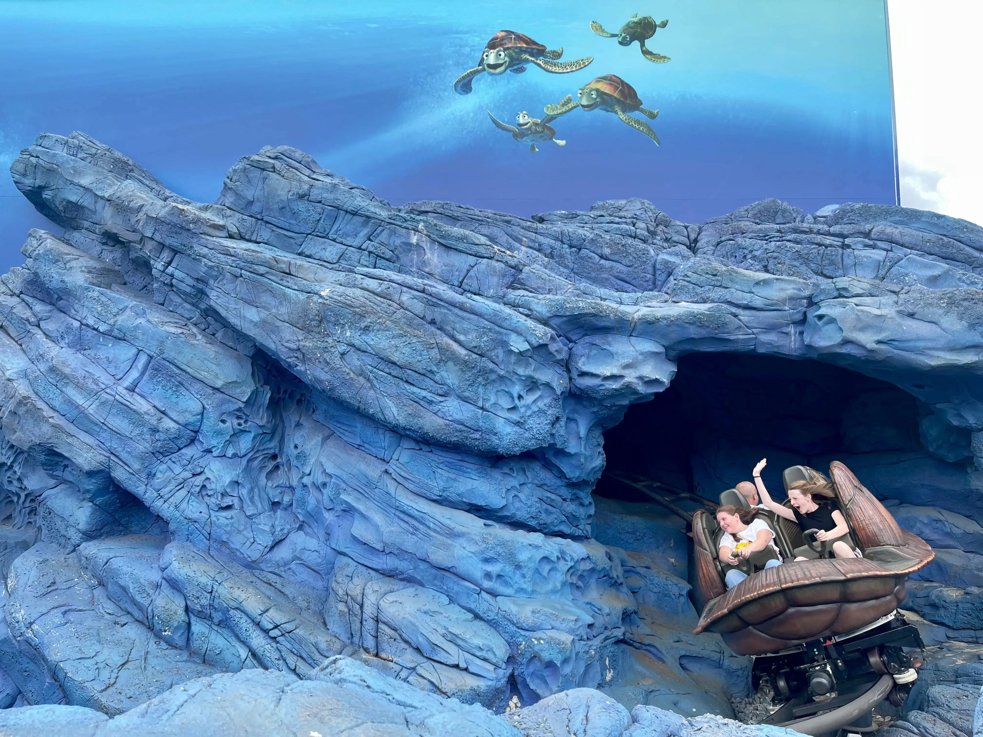 La montaña rusa está inspirada en la película 'Buscando a Nemo'.