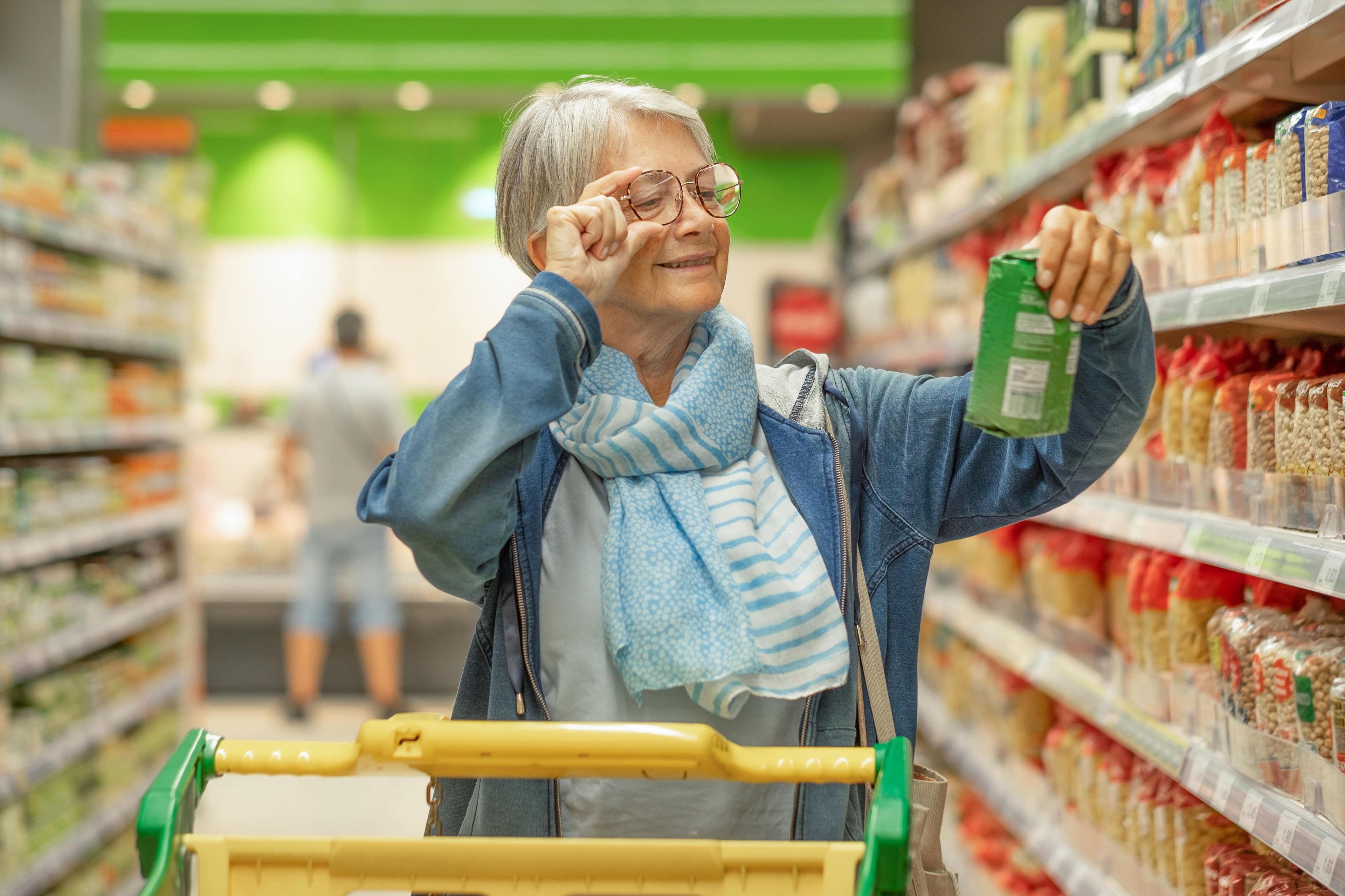 Mujer mayor haciendo la compra en el supermercado