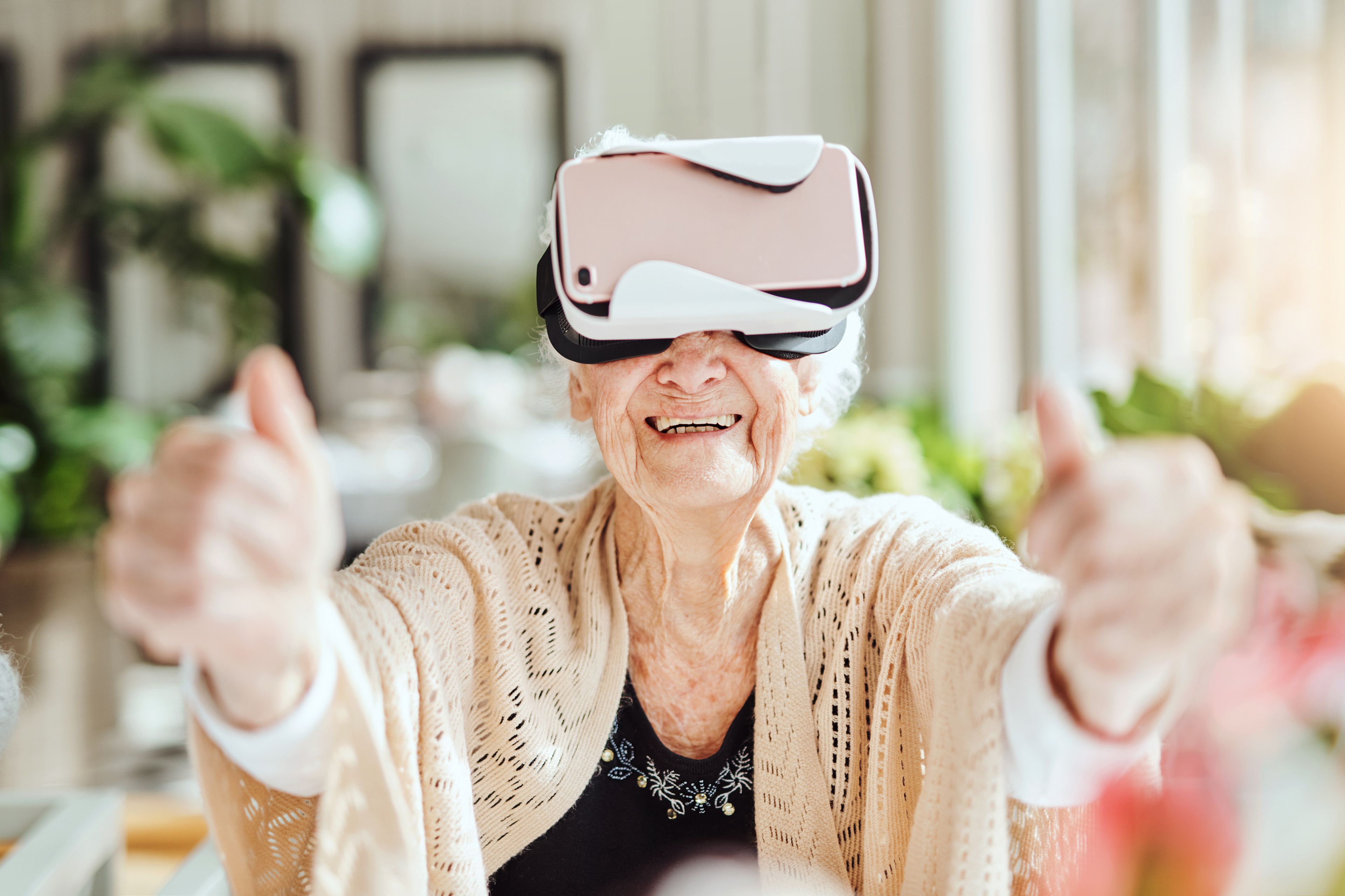 Una mujer mayor con unas gafas de realidad virtual