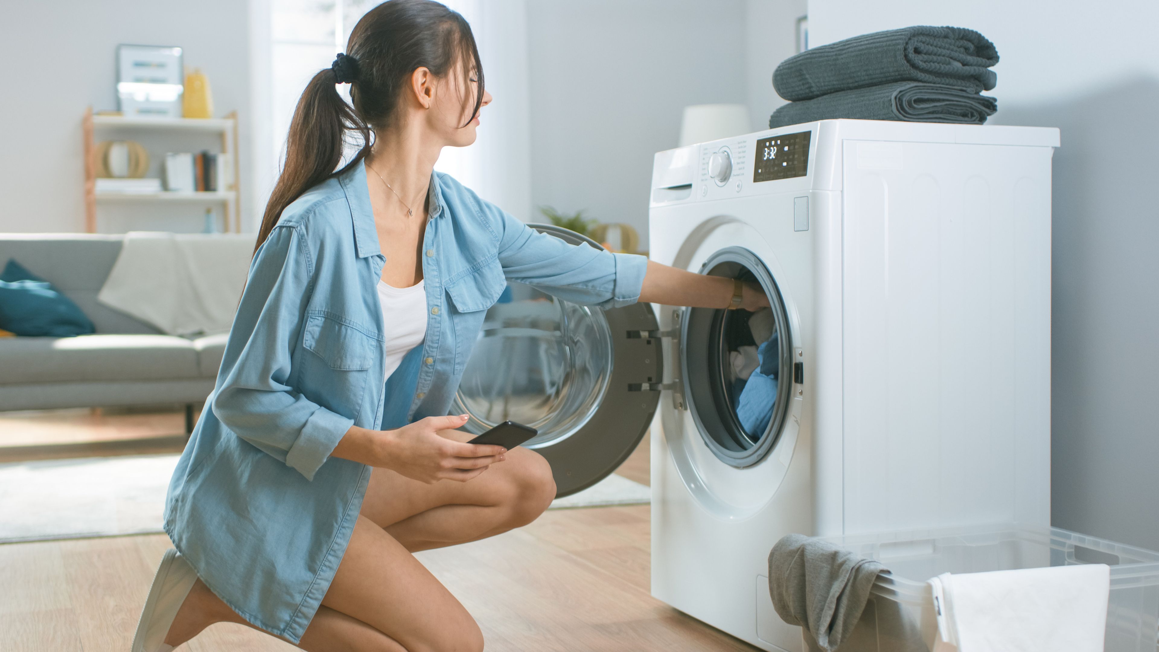 Mujer poniendo lavadora