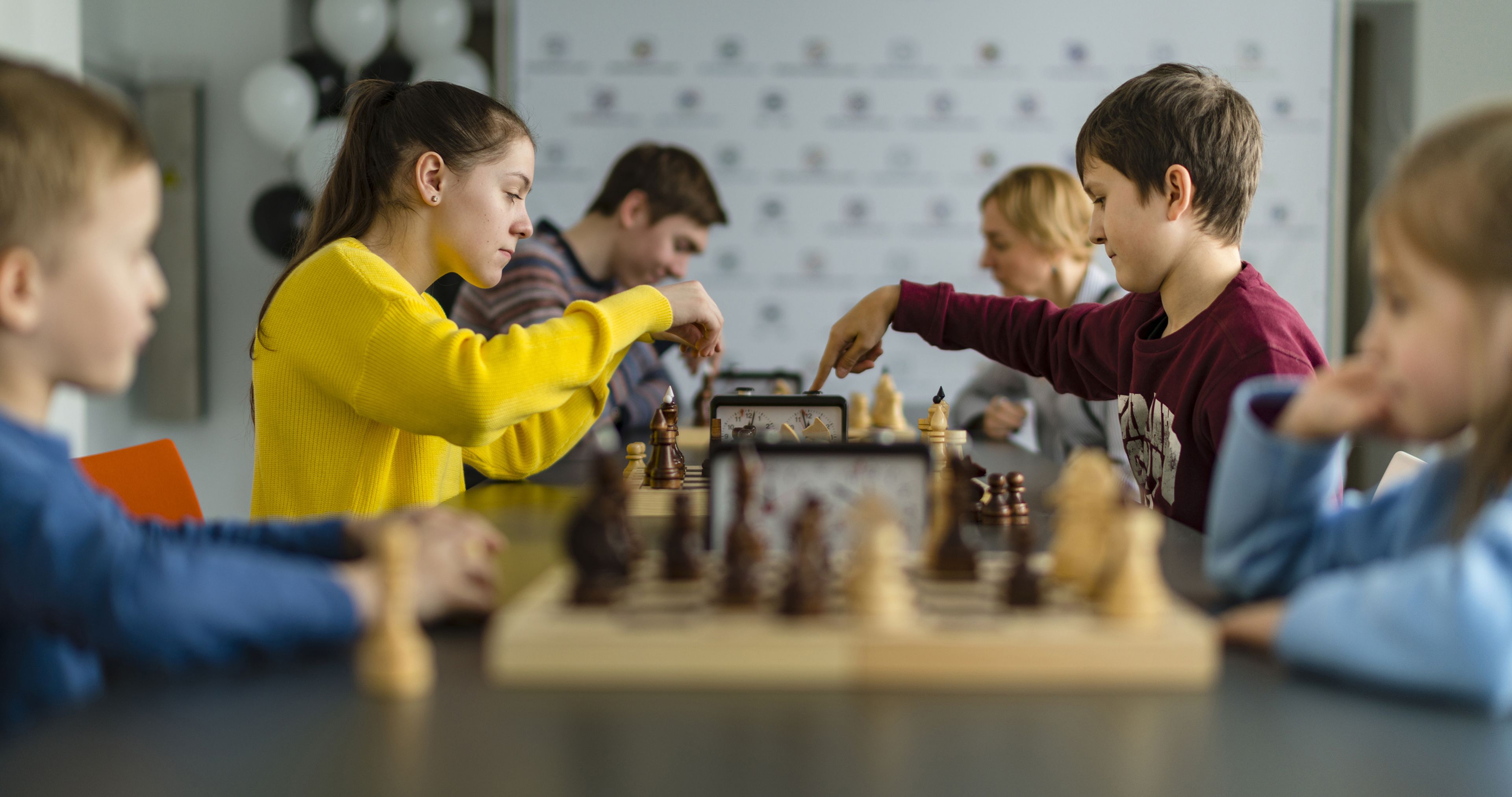 Niños aprendiendo ajedrez
