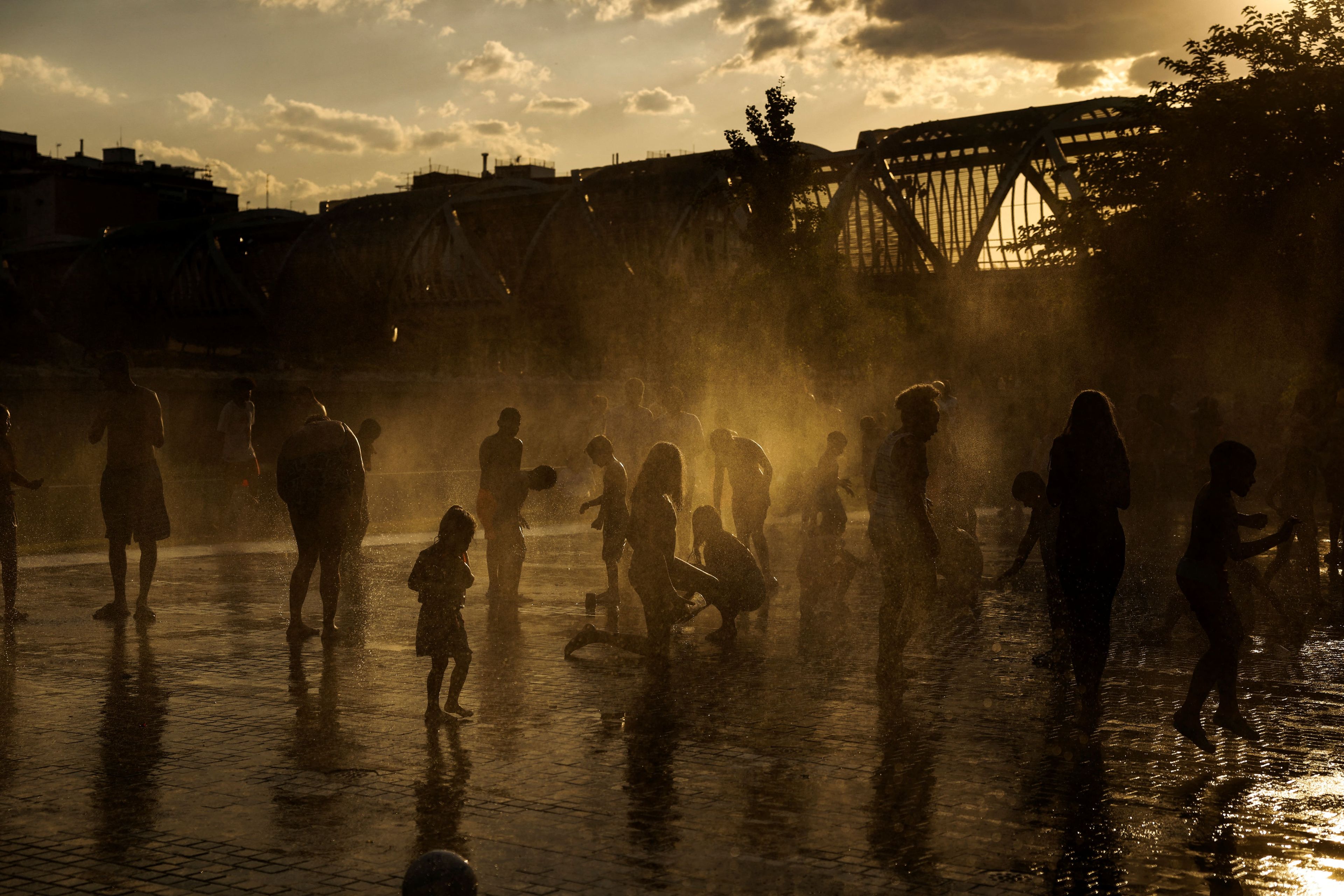 La gente se refresca en una fuente en Madrid Rio durante la primera ola de calor del año en la capital española, el 11 de junio de 2022.