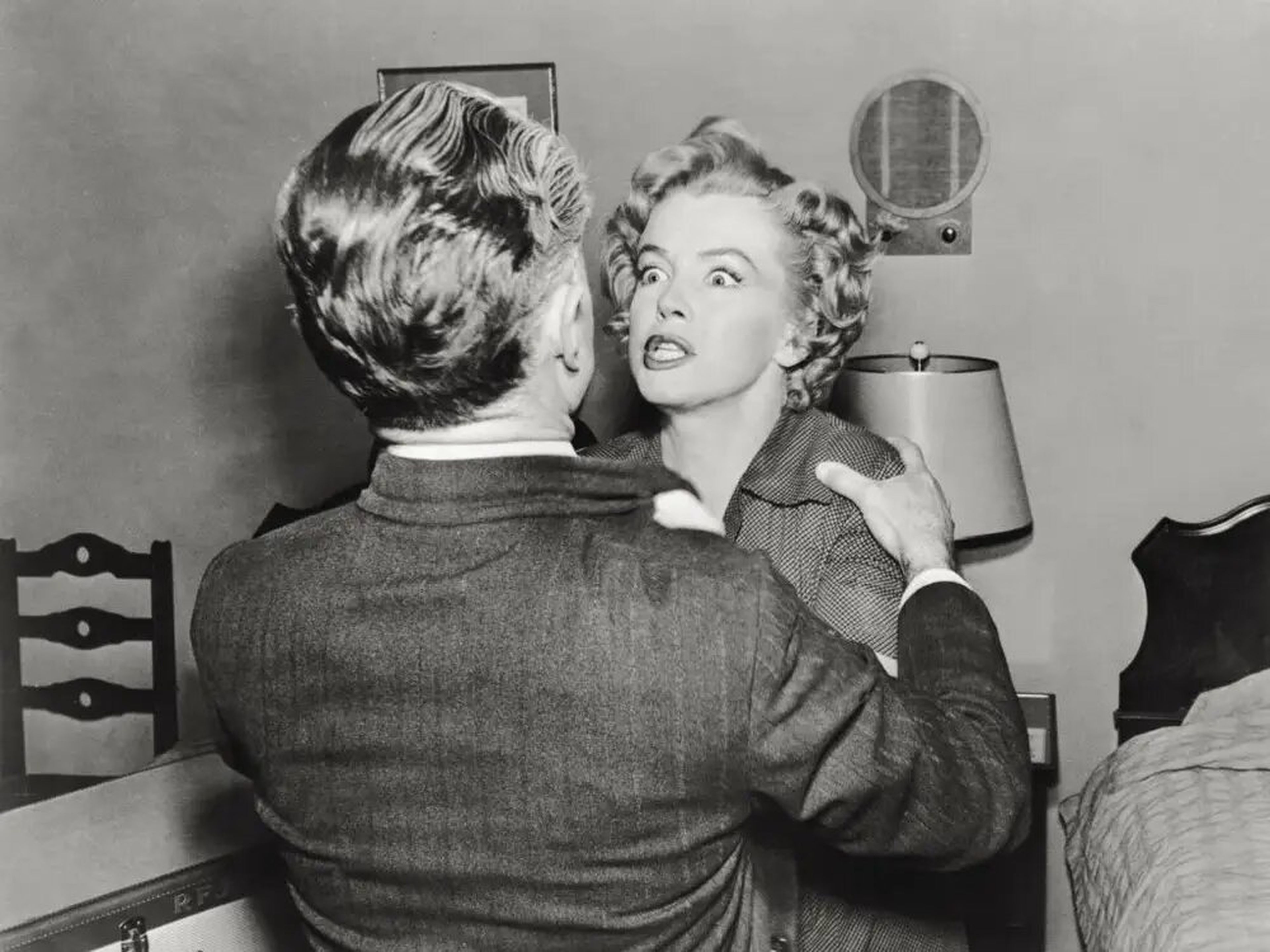 Marilyn Monroe discutiendo violentamente con un actor en una escena de la película 'Don't Bother To Knock'.