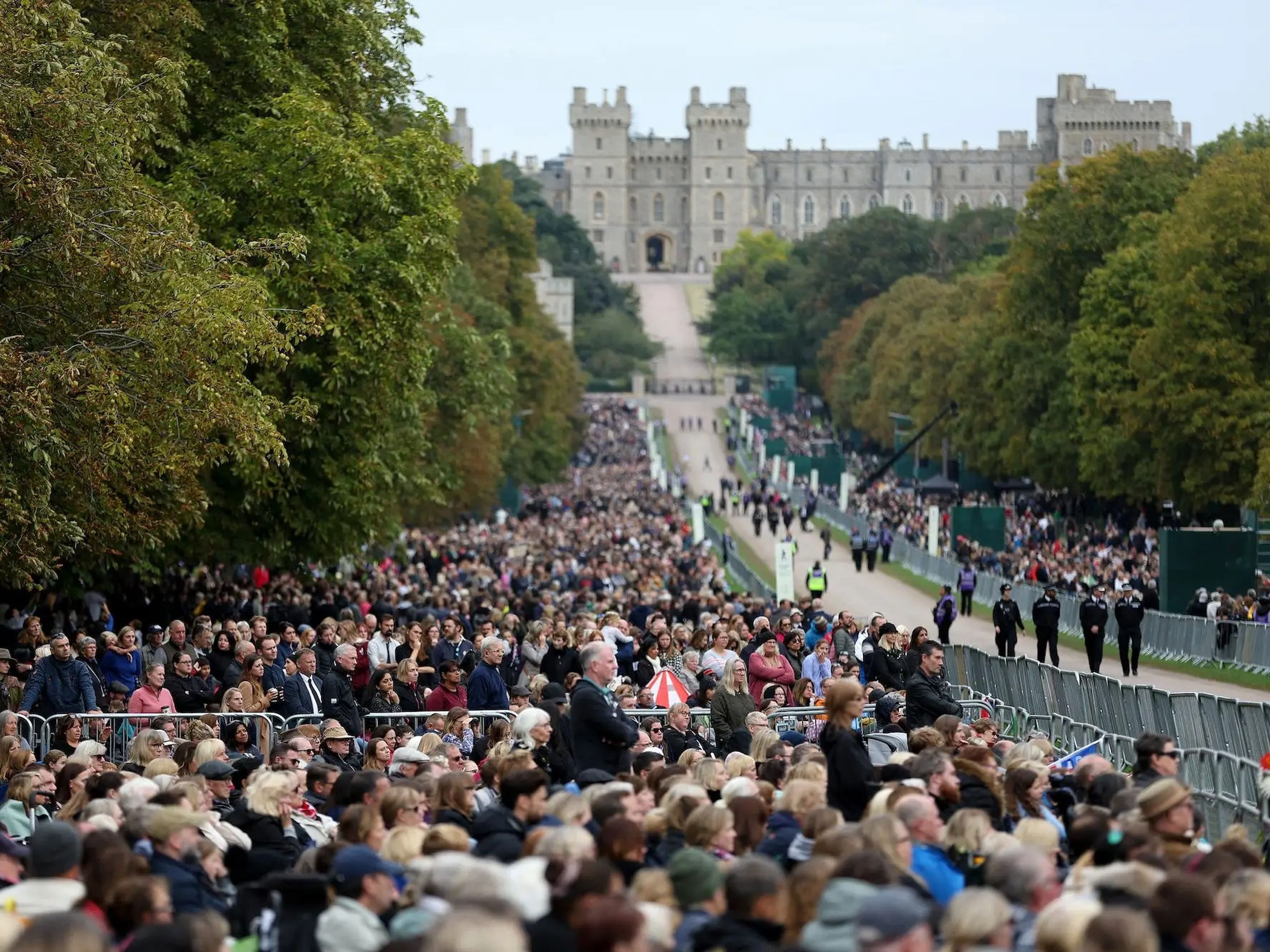 La gente reunida en el paseo del Castillo de Windsor durante el funeral de la reina Isabel II.