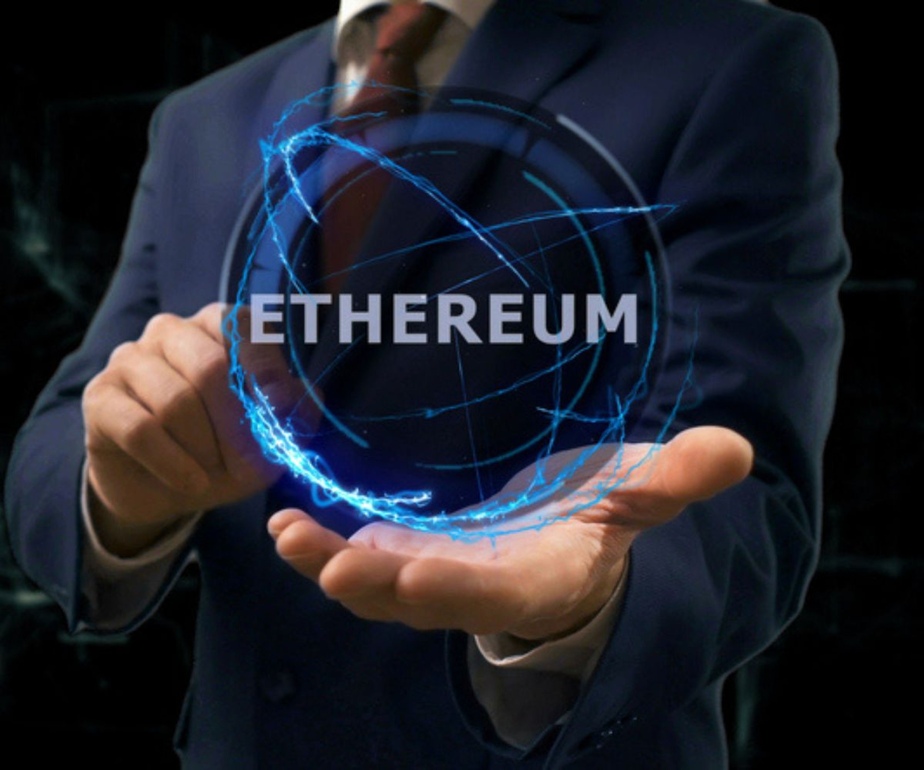 Una persona muestra un holograma con el nombre de Ethereum.