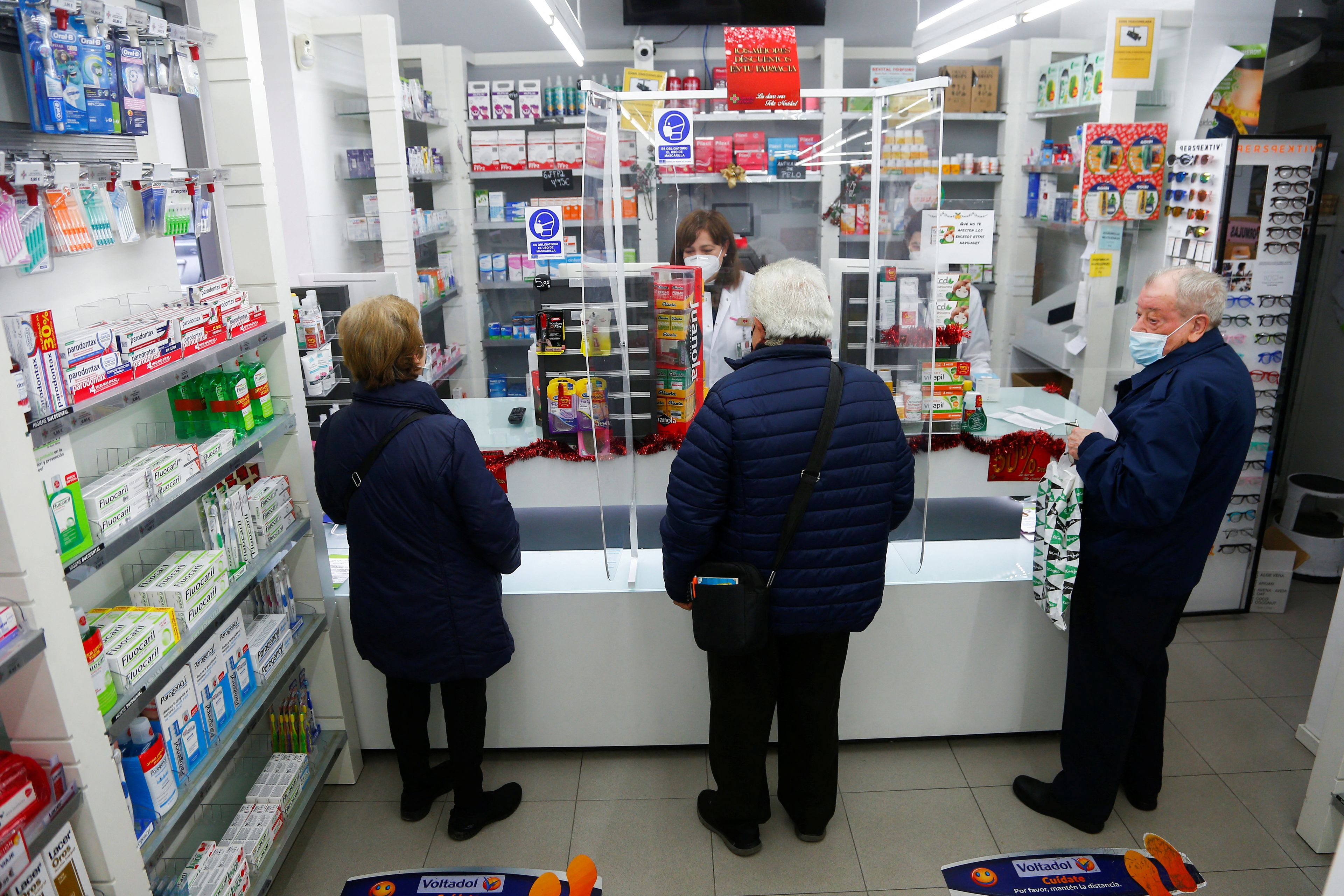 Personas mayores, en una farmacia en España