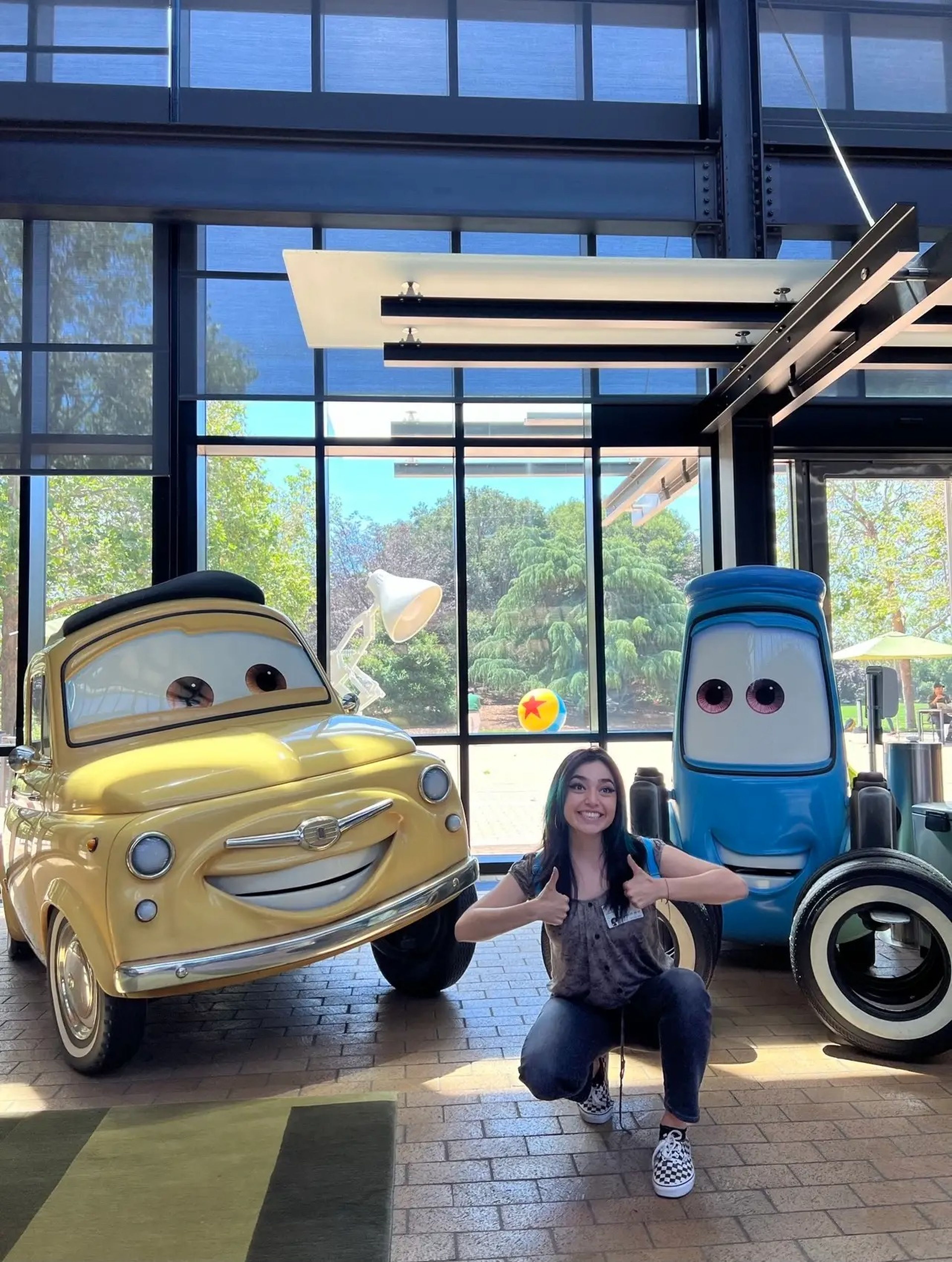 Plascencia hizo un 'tour' exclusivo por el campus de Pixar después de que los empleados viesen sus dibujos.