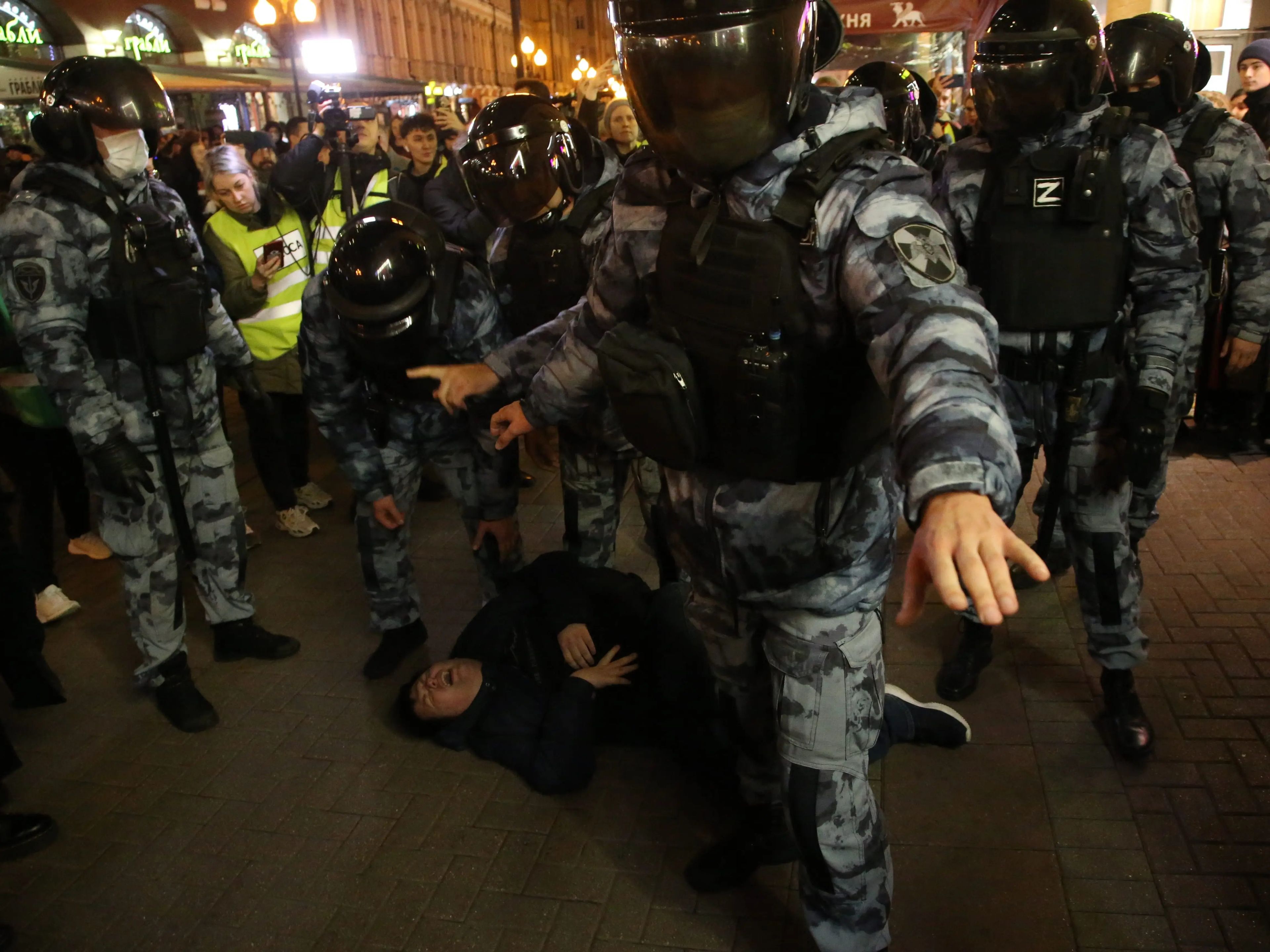 Agentes de policía detienen a un manifestante durante una protesta antibélica no autorizada en Moscú (Rusia) este miércoles 28.