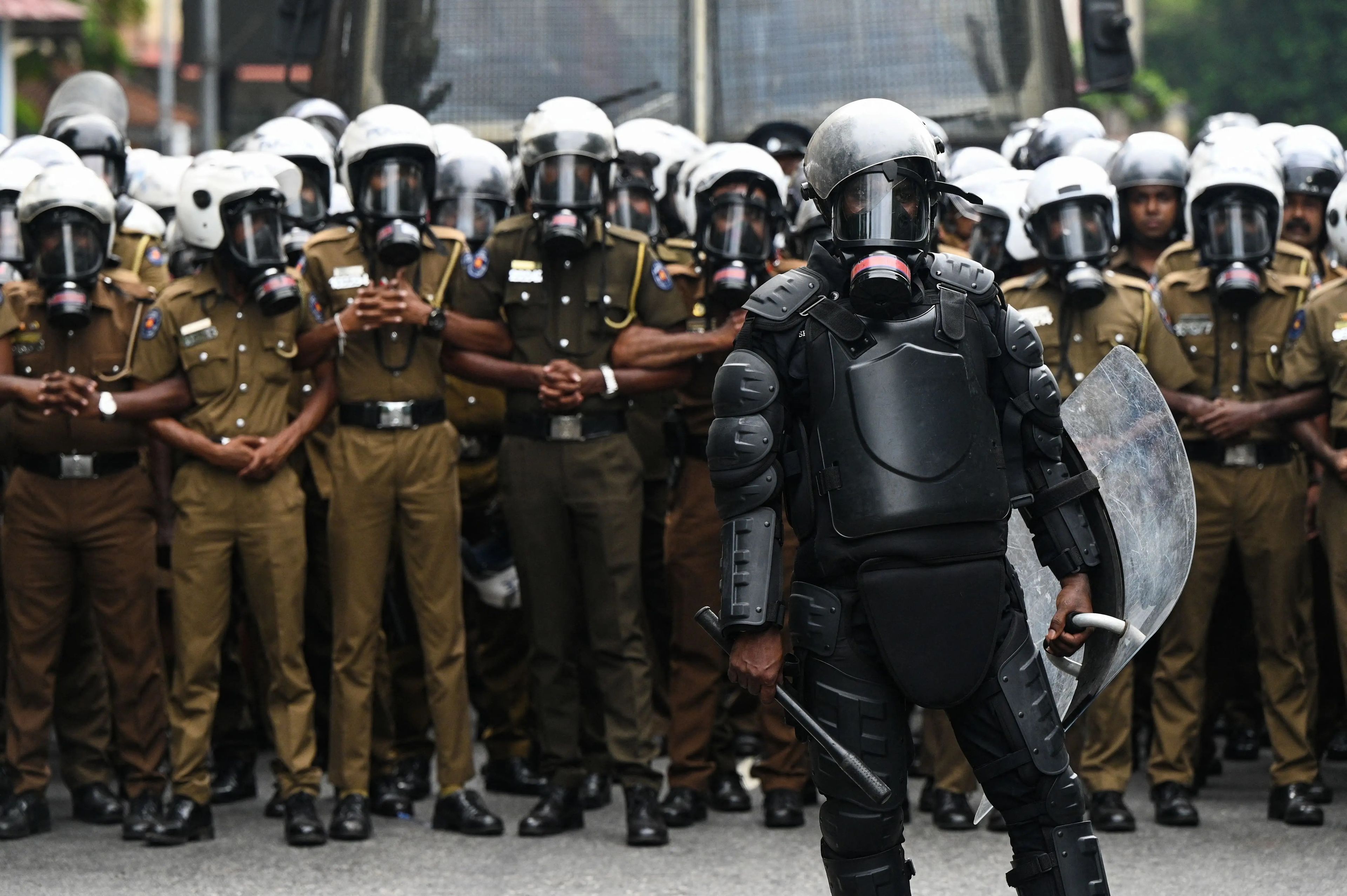 Policías hacen guardias ante protestas y manifestaciones en Sri Lanka