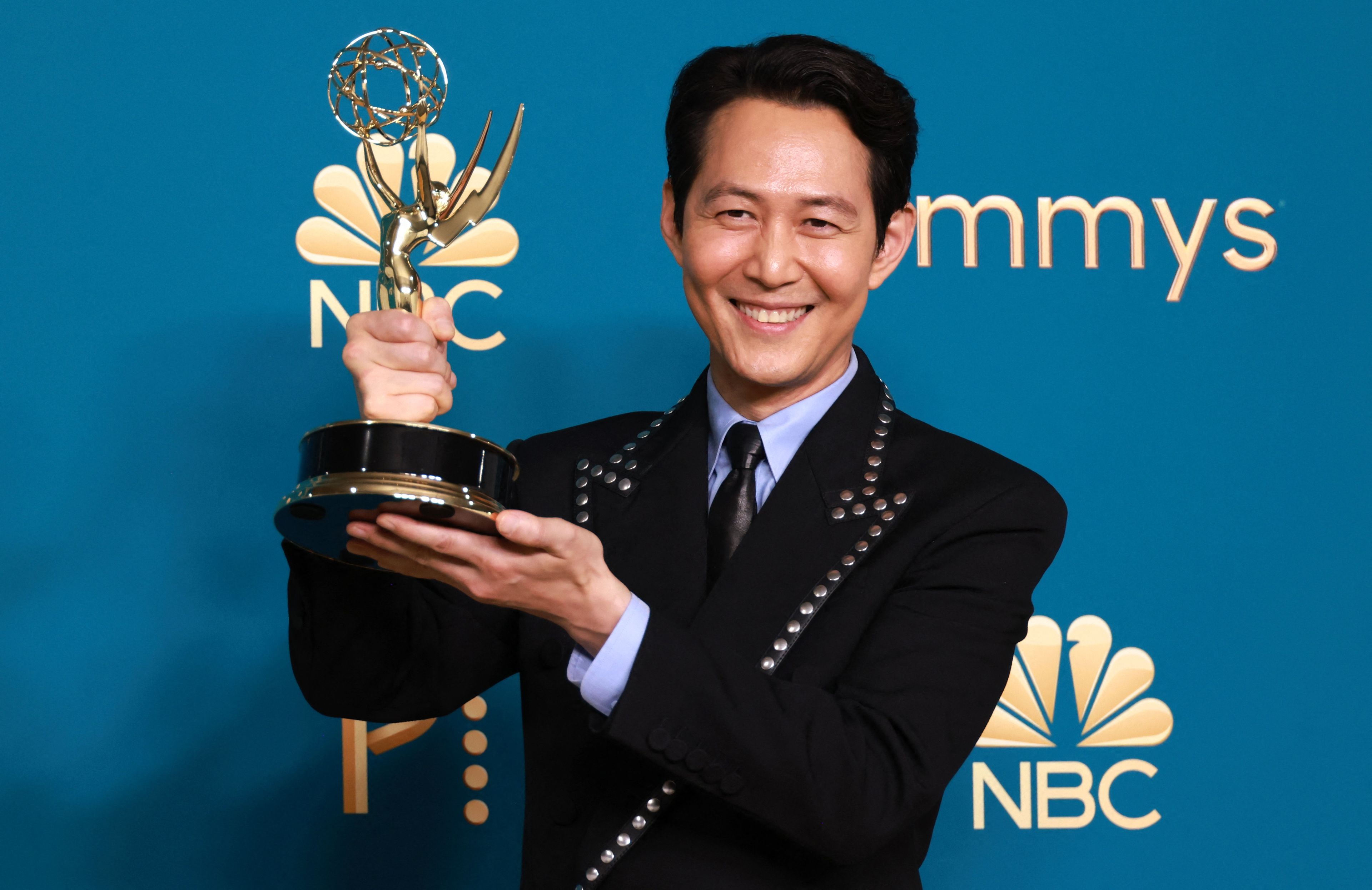 Lee Jung-jae recogiendo el Emmy a mejor actor en una serie de drama.