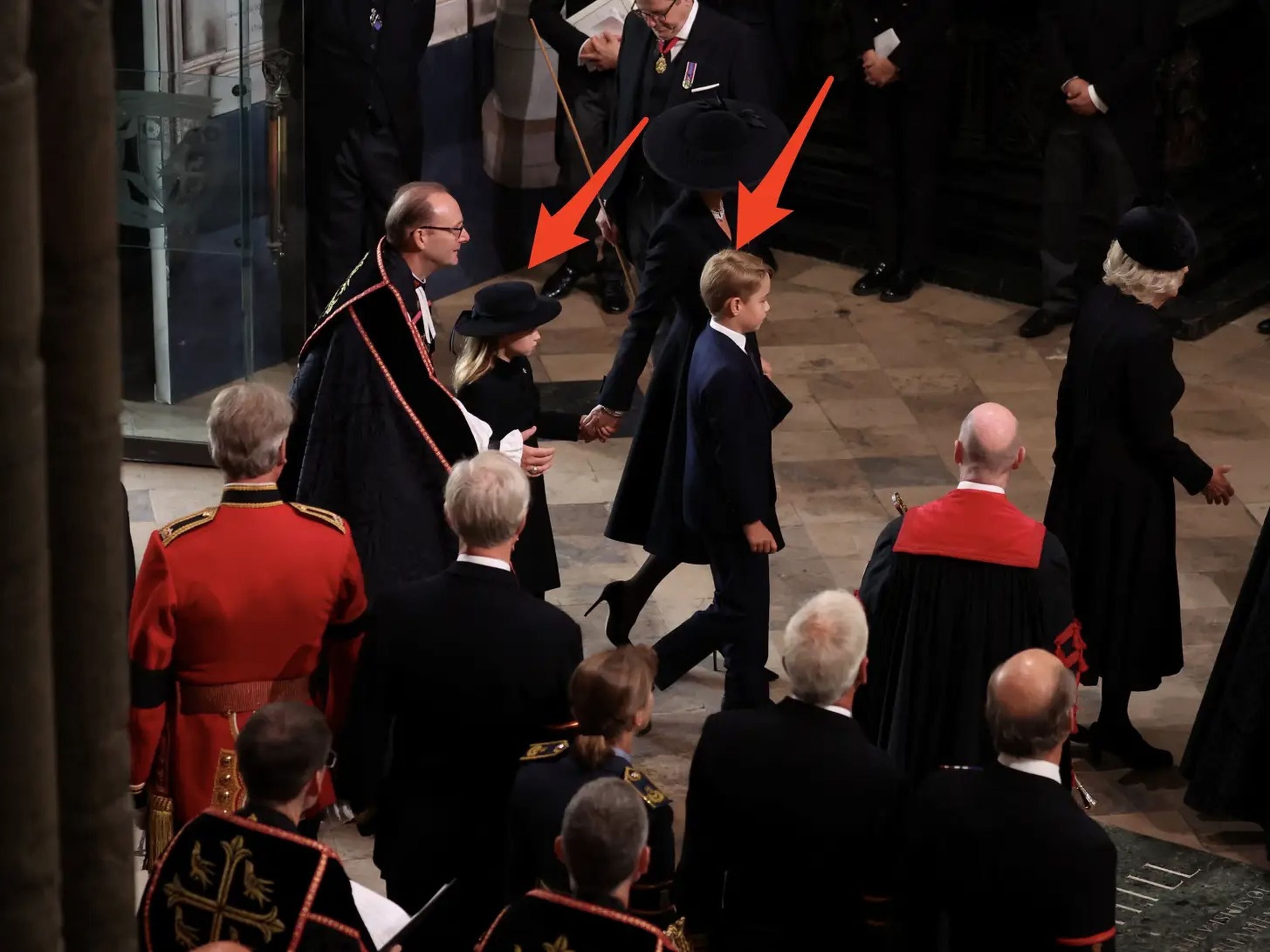 El príncipe Jorge y la princesa Carlota fueron los únicos bisnietos en el funeral.