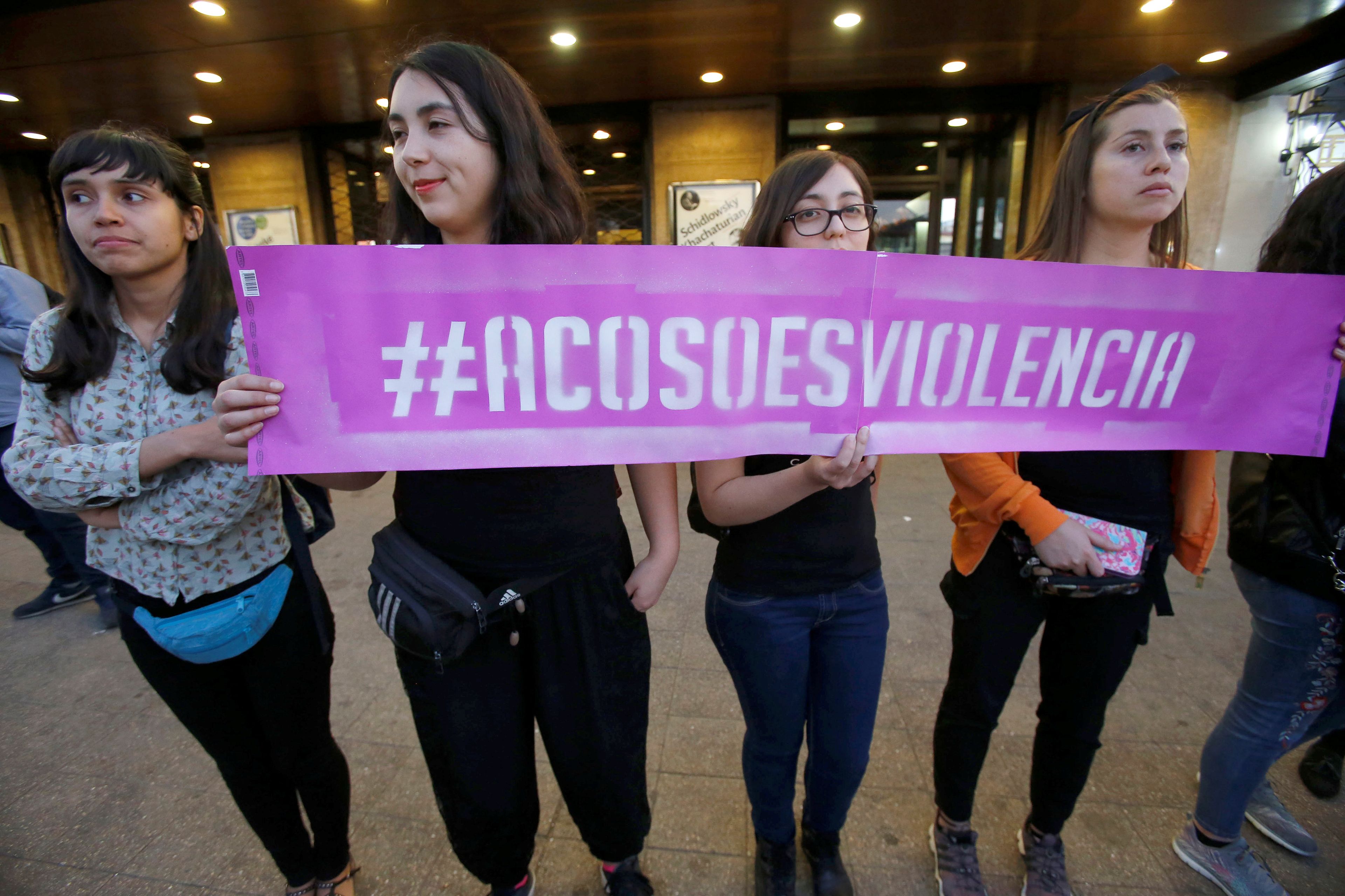 Protesta feminista contra el acoso sexual en Santiago (Chile).