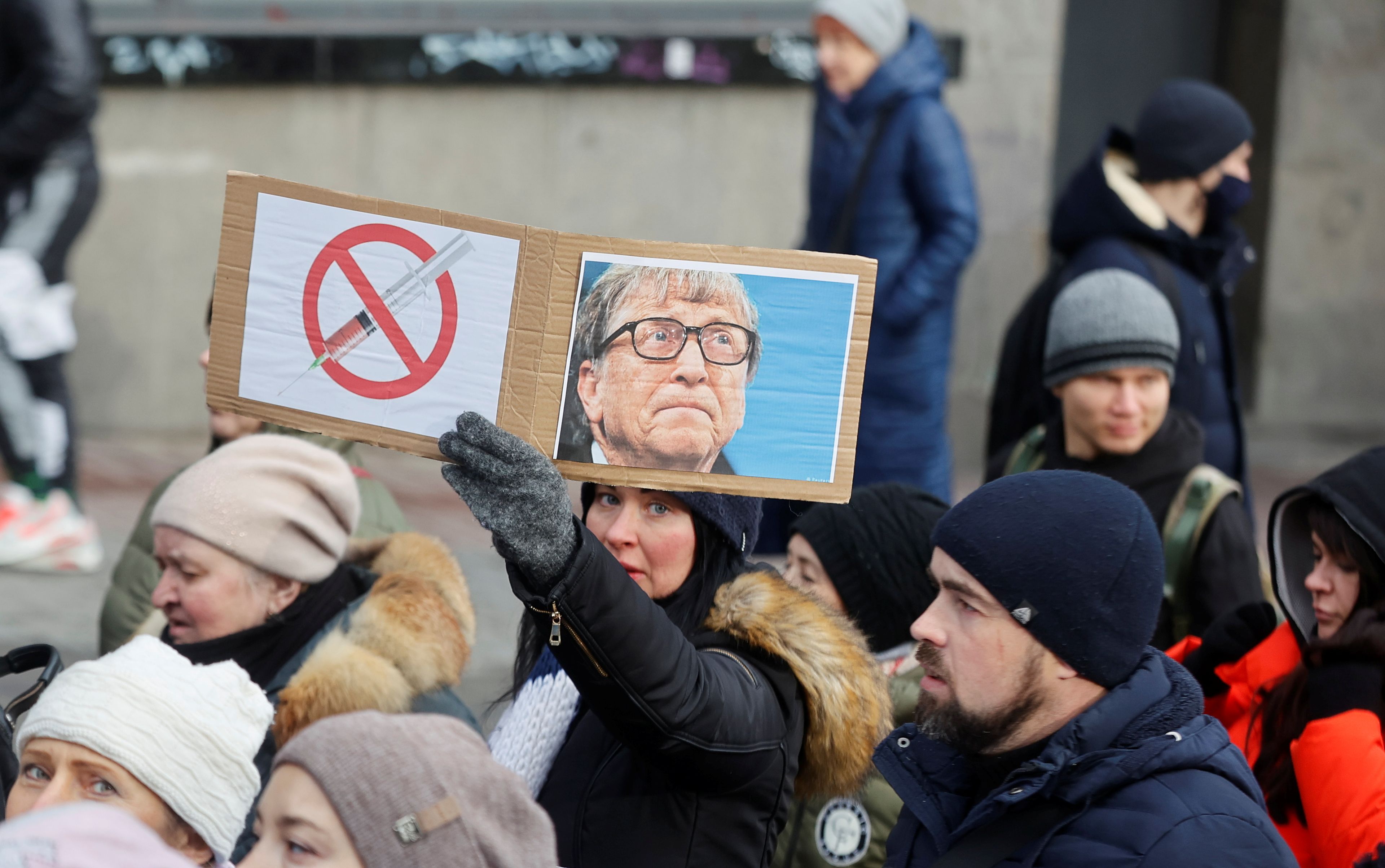 Protesta contra la vacuna covid con una imagen de Bill Gates