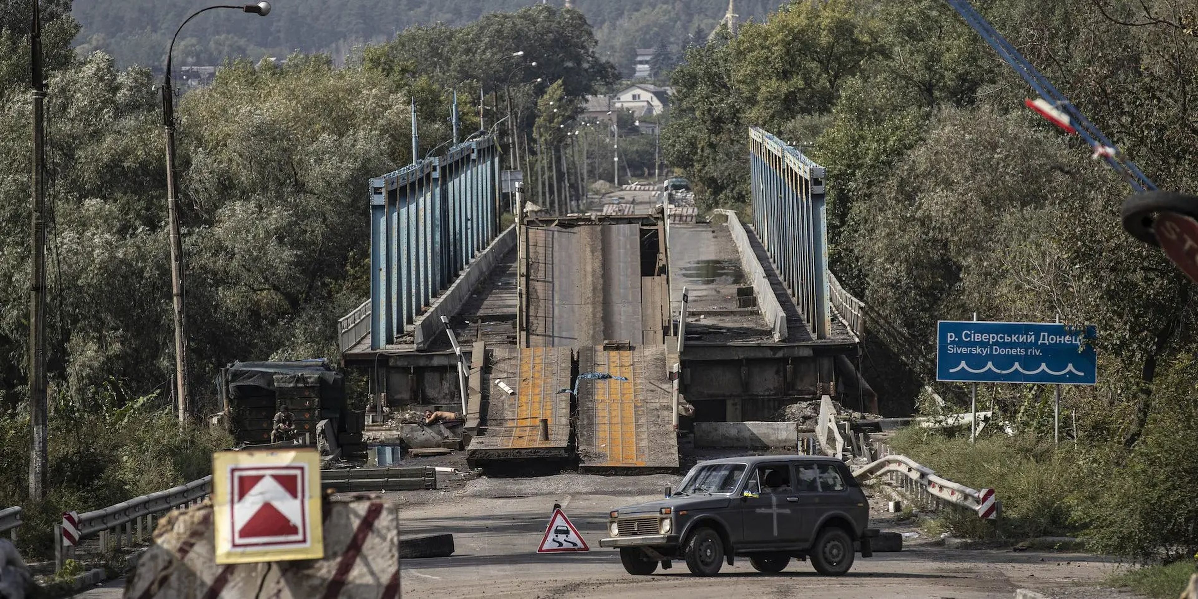 Un puente atacado en la ciudad ucraniana de Izium tras la retirada de las fuerzas rusas el 16 de septiembre.