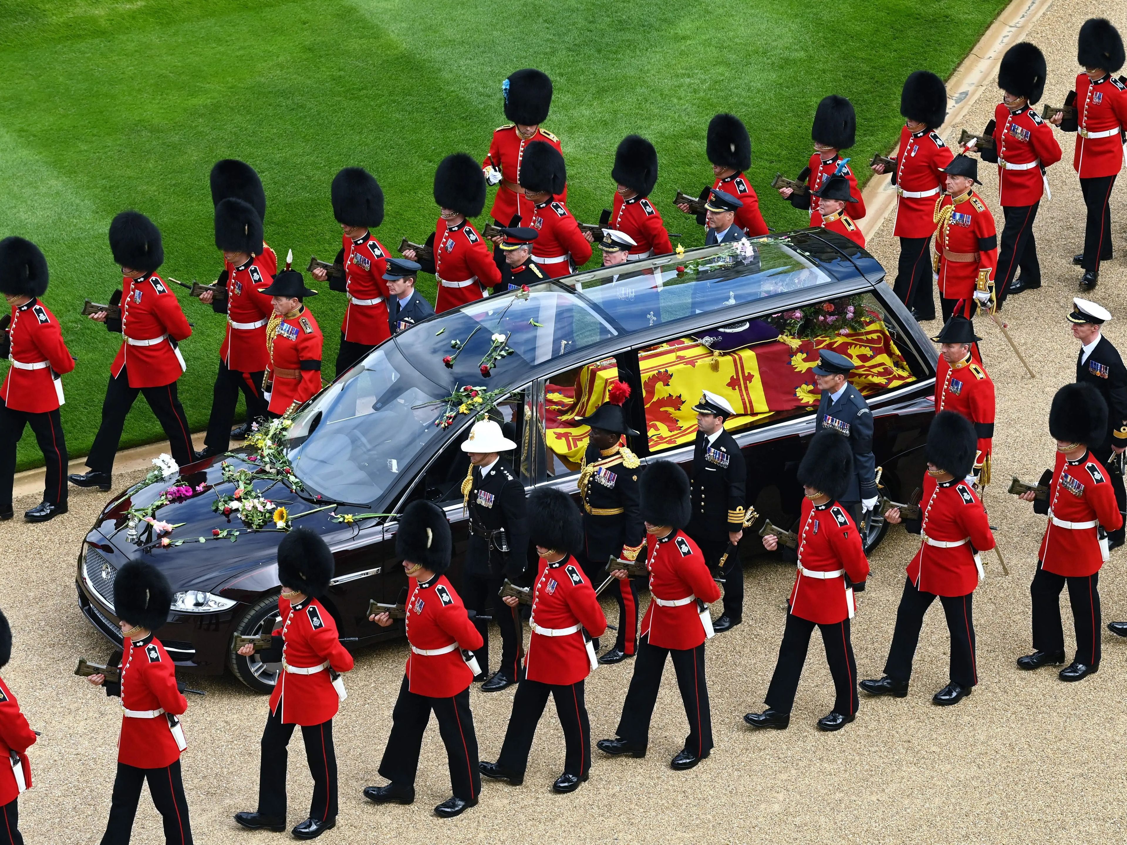 El coche fúnebre de la reina Isabel II en Londres.