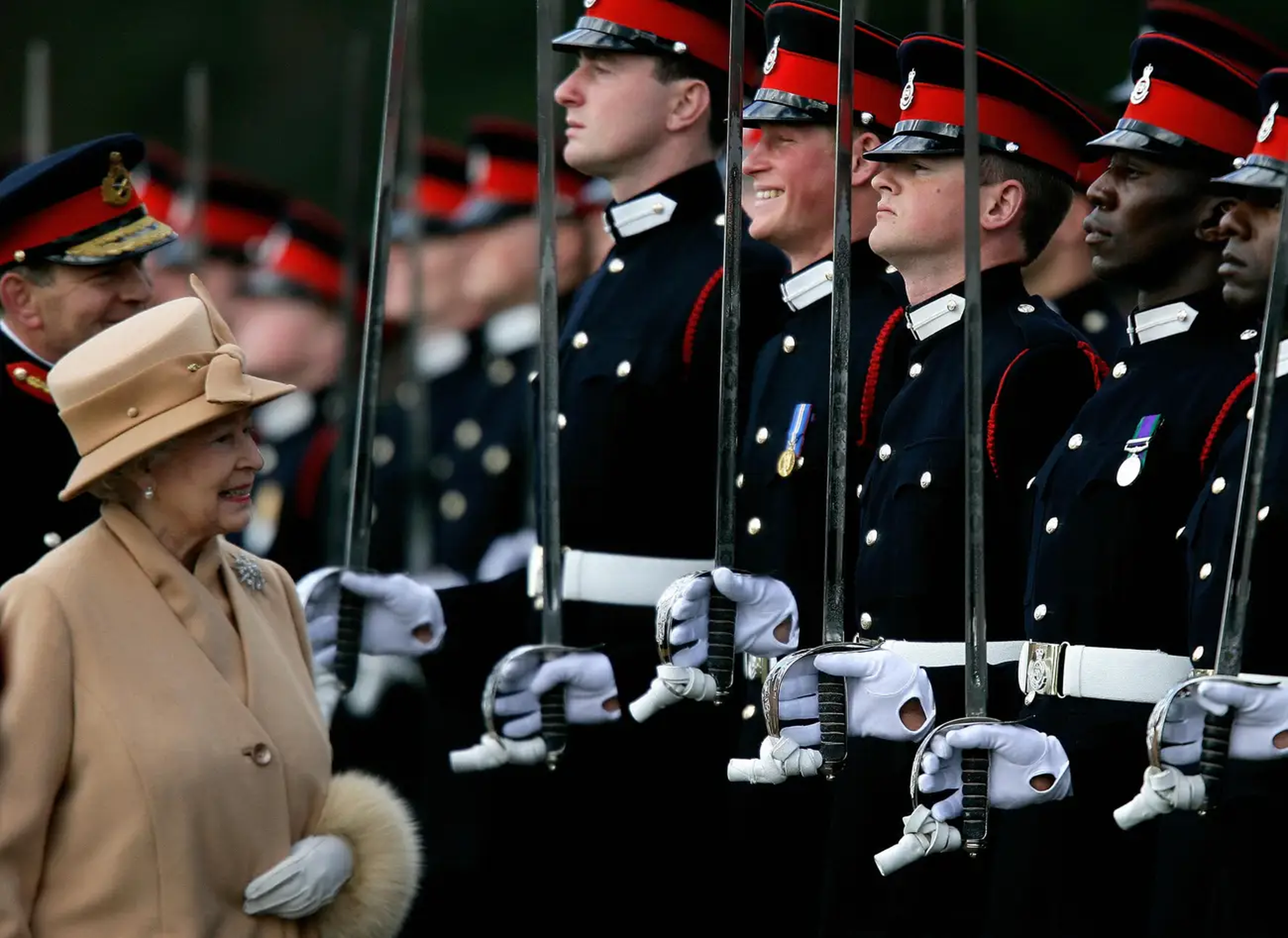 La reina Isabel sonríe al príncipe Harry durante el Desfile del Soberano en la Real Academia Militar de Sandhurst en 2006.