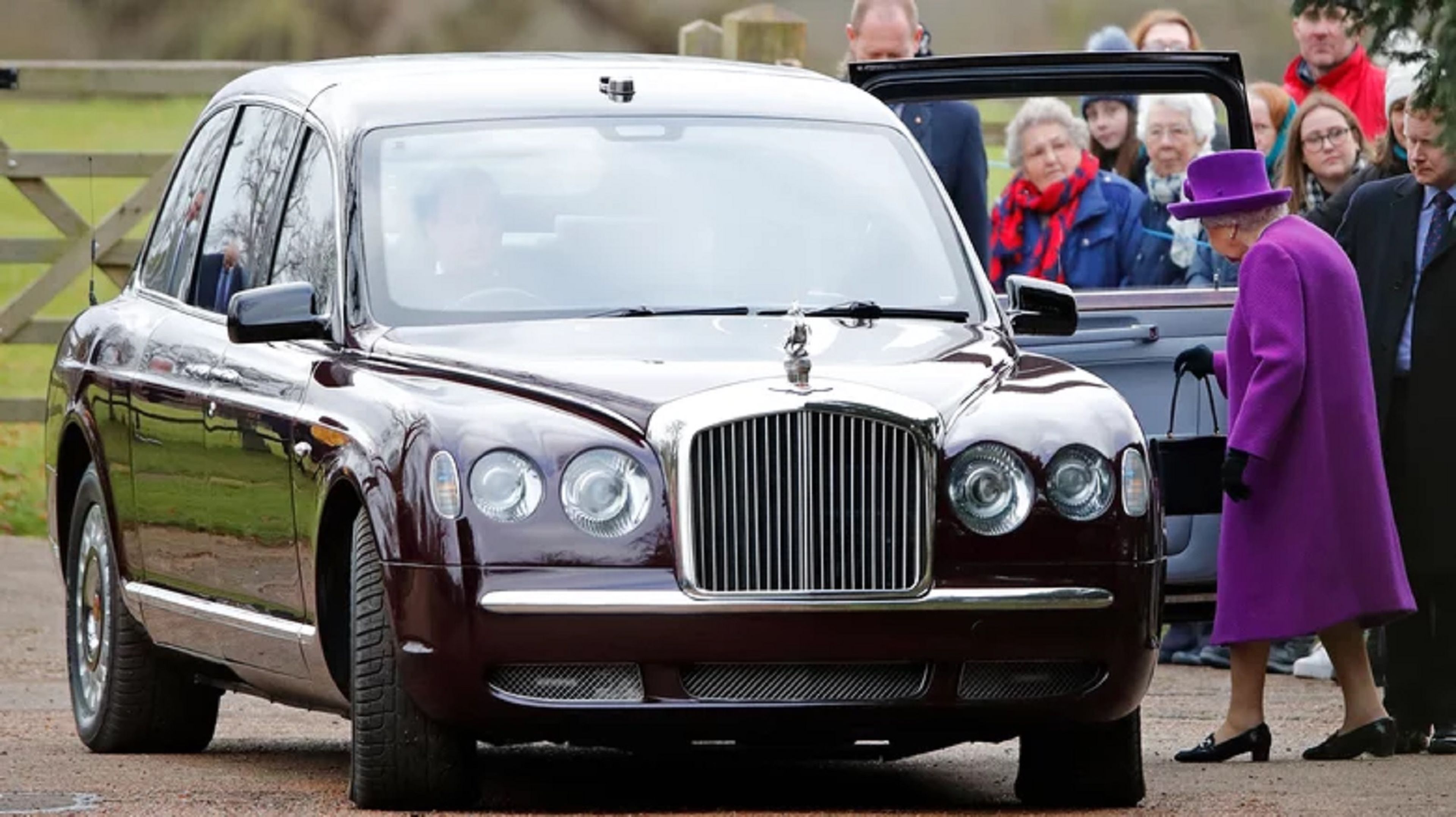 La reina Isabel II subiéndose a su Bentley.