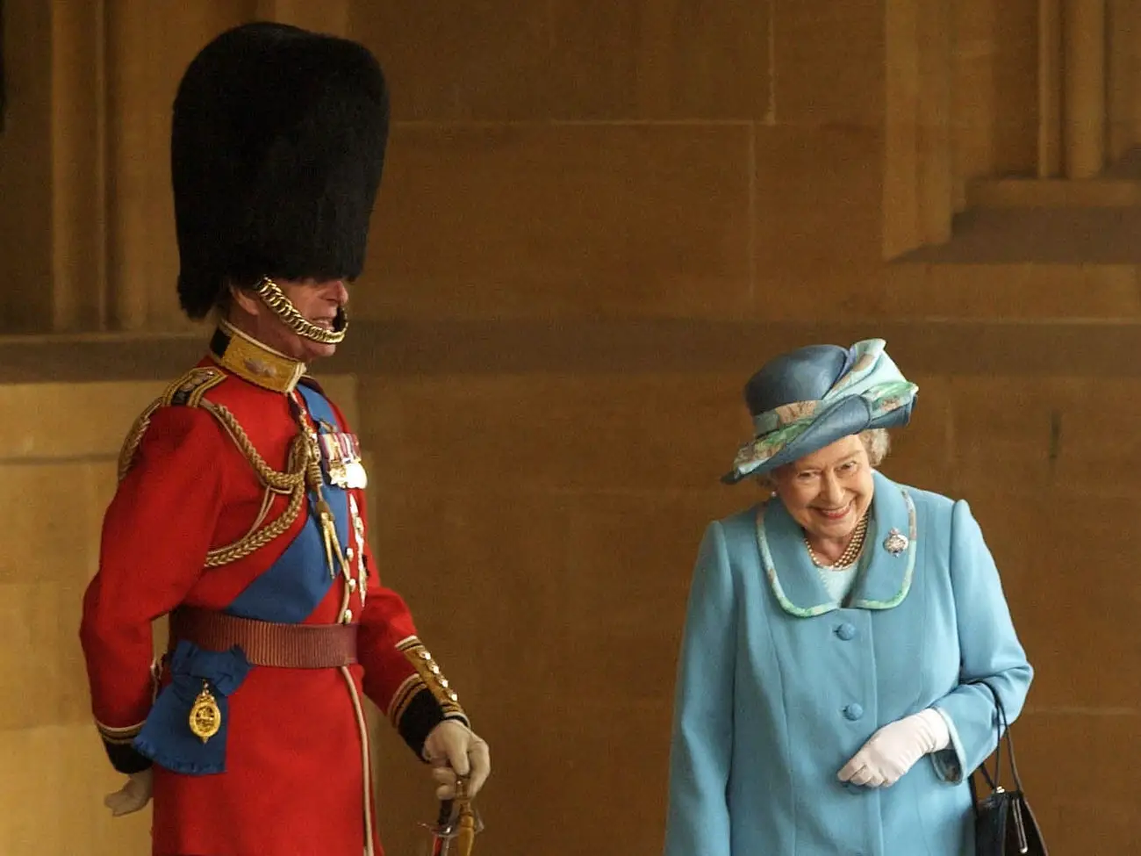 La reina Isabel se ríe con el príncipe Felipe en un evento de 2003 en el Castillo de Windsor.