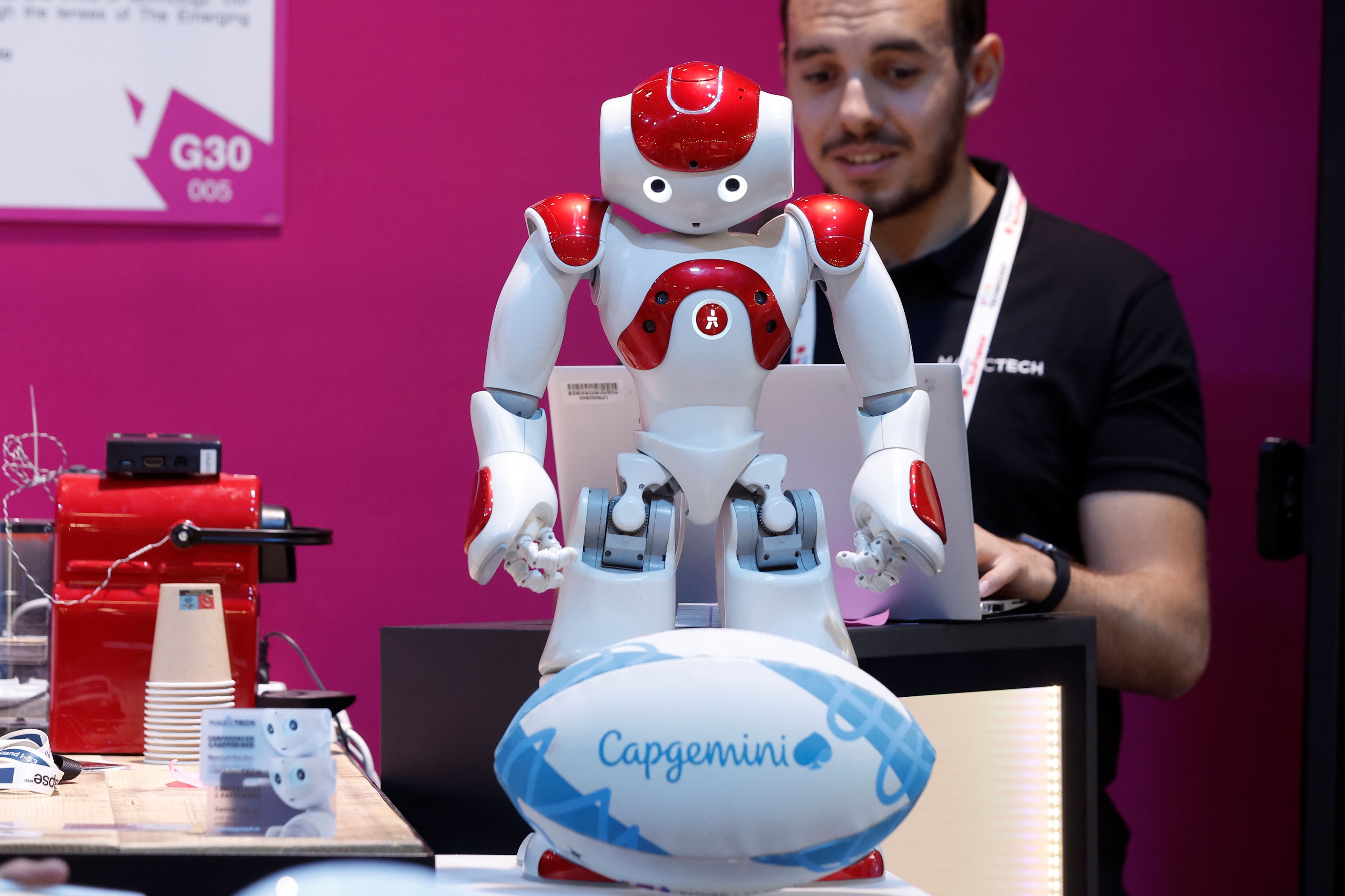 El robot humanoide NAO en la conferencia Viva Technology dedicada a la innovación y las nuevas empresas en el centro de exposiciones Porte de Versailles en París (Francia).