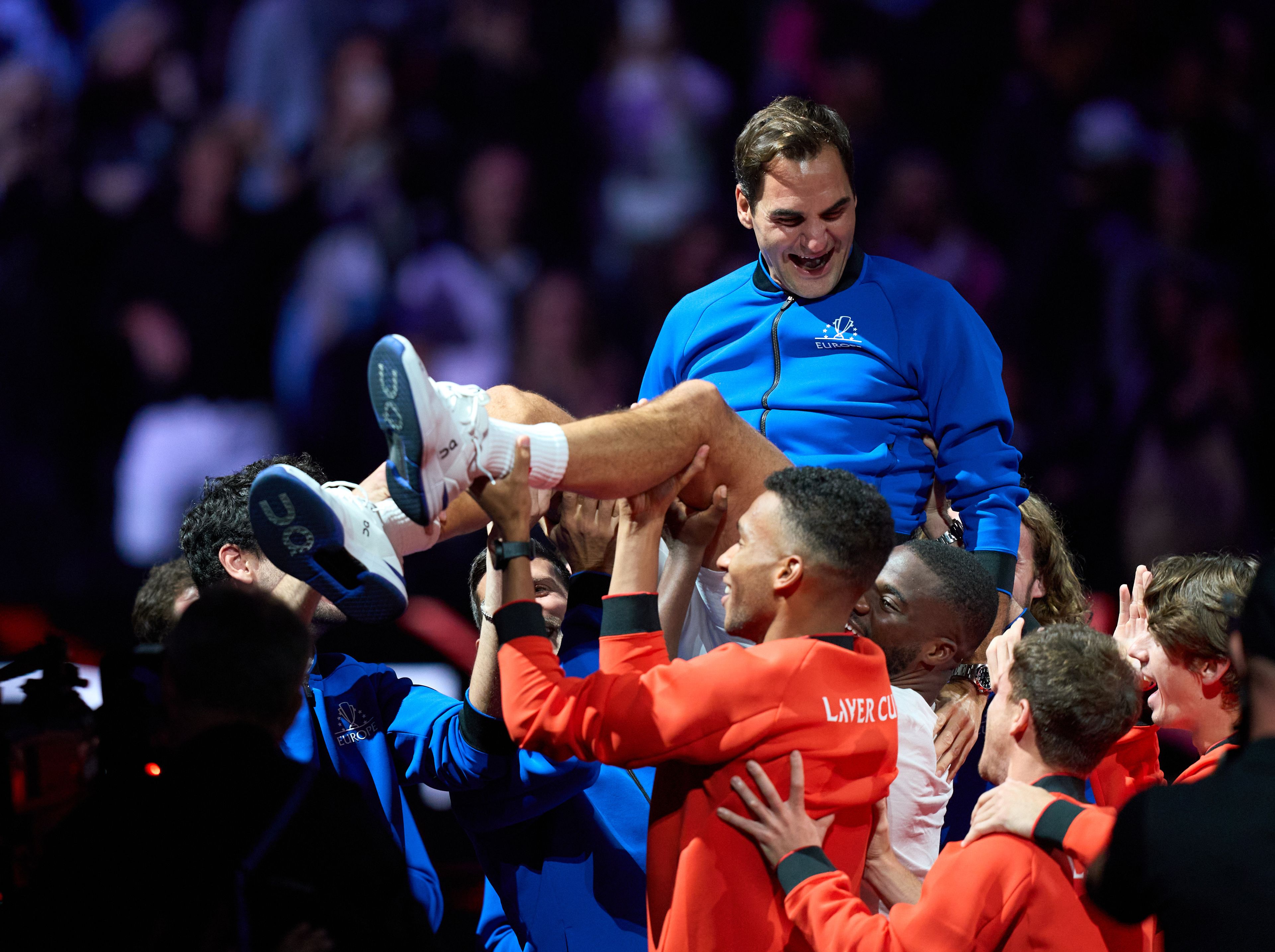 Roger Federer, elevado en brazos por sus compañeros en su despedida del tenis profesional.