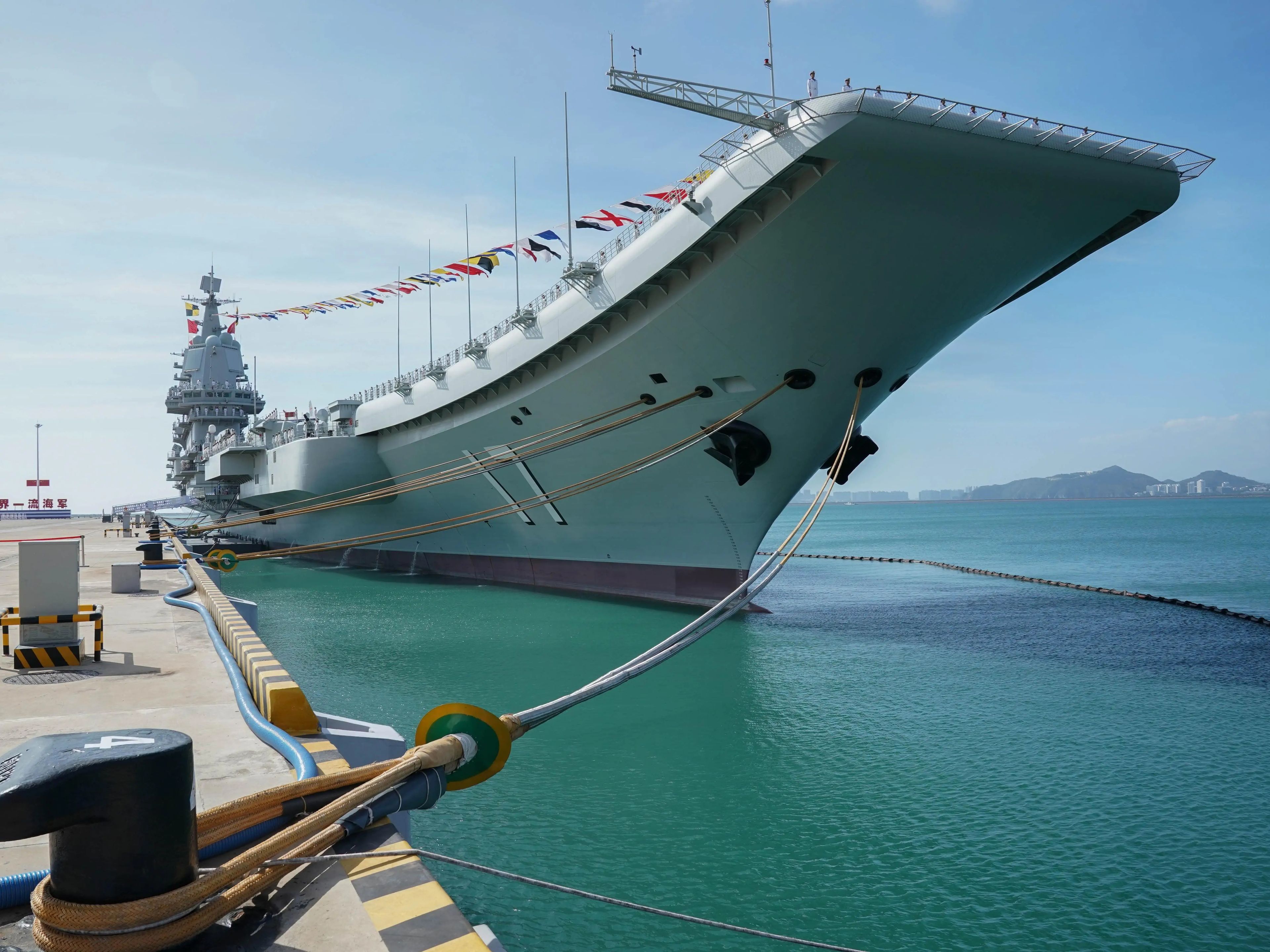 Portaaviones Shandong en un puerto naval en Sanya, provincia de Hainan, al sur de China, en 2019.