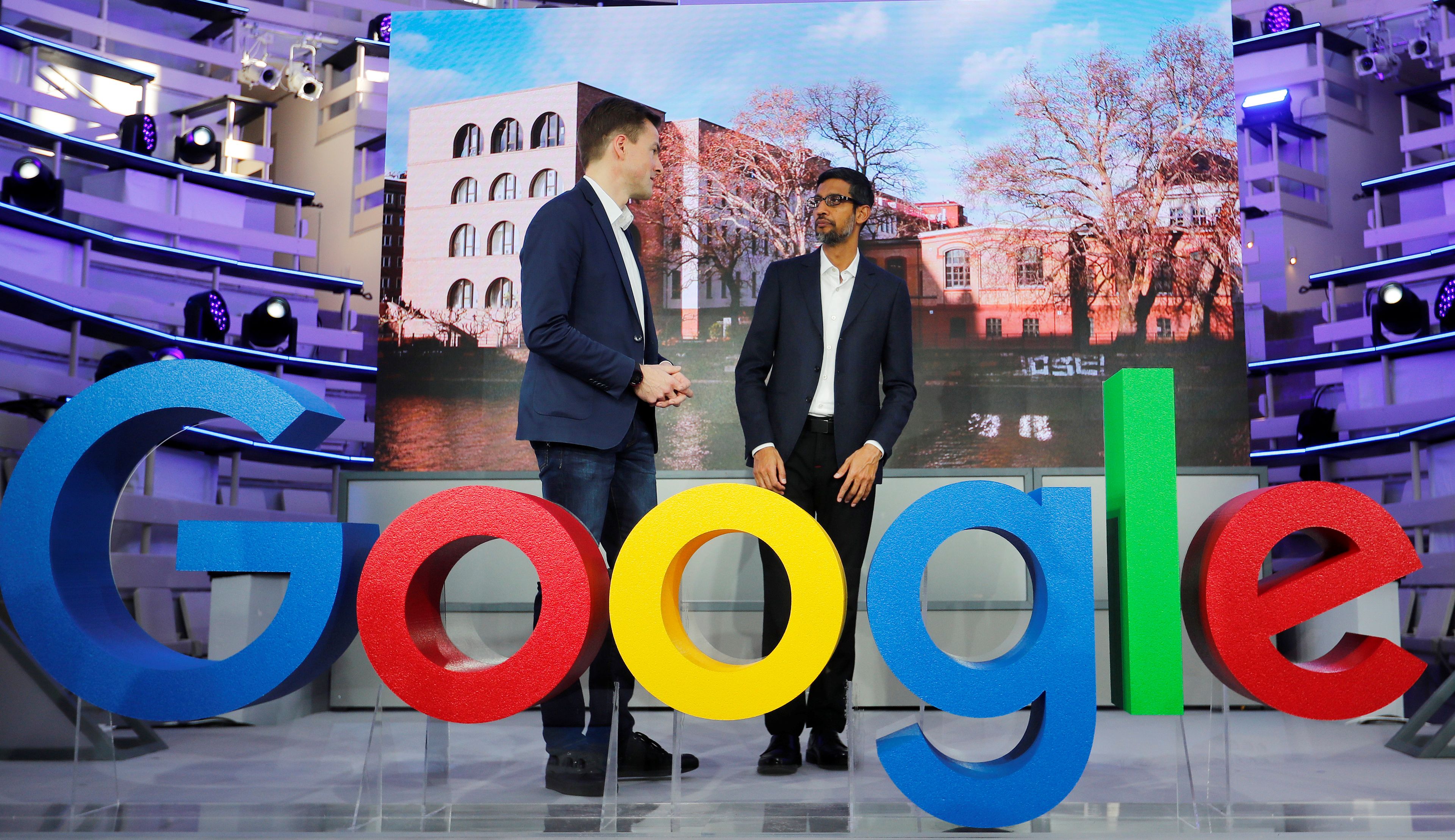 Sundar Pichai (derecha), CEO de Google.