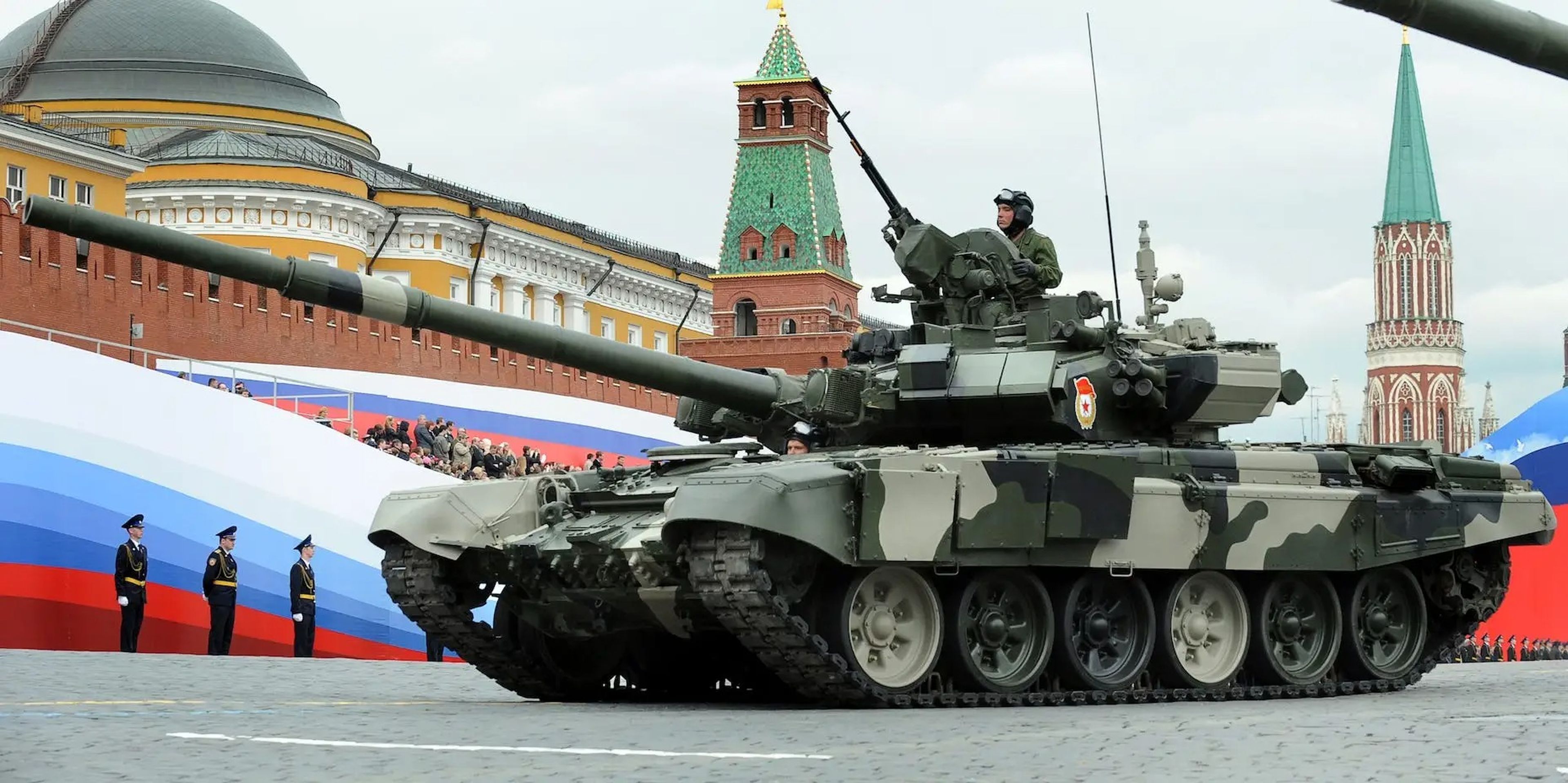 Un tanque ruso T-90 en la Plaza Roja de Moscú, 2010.