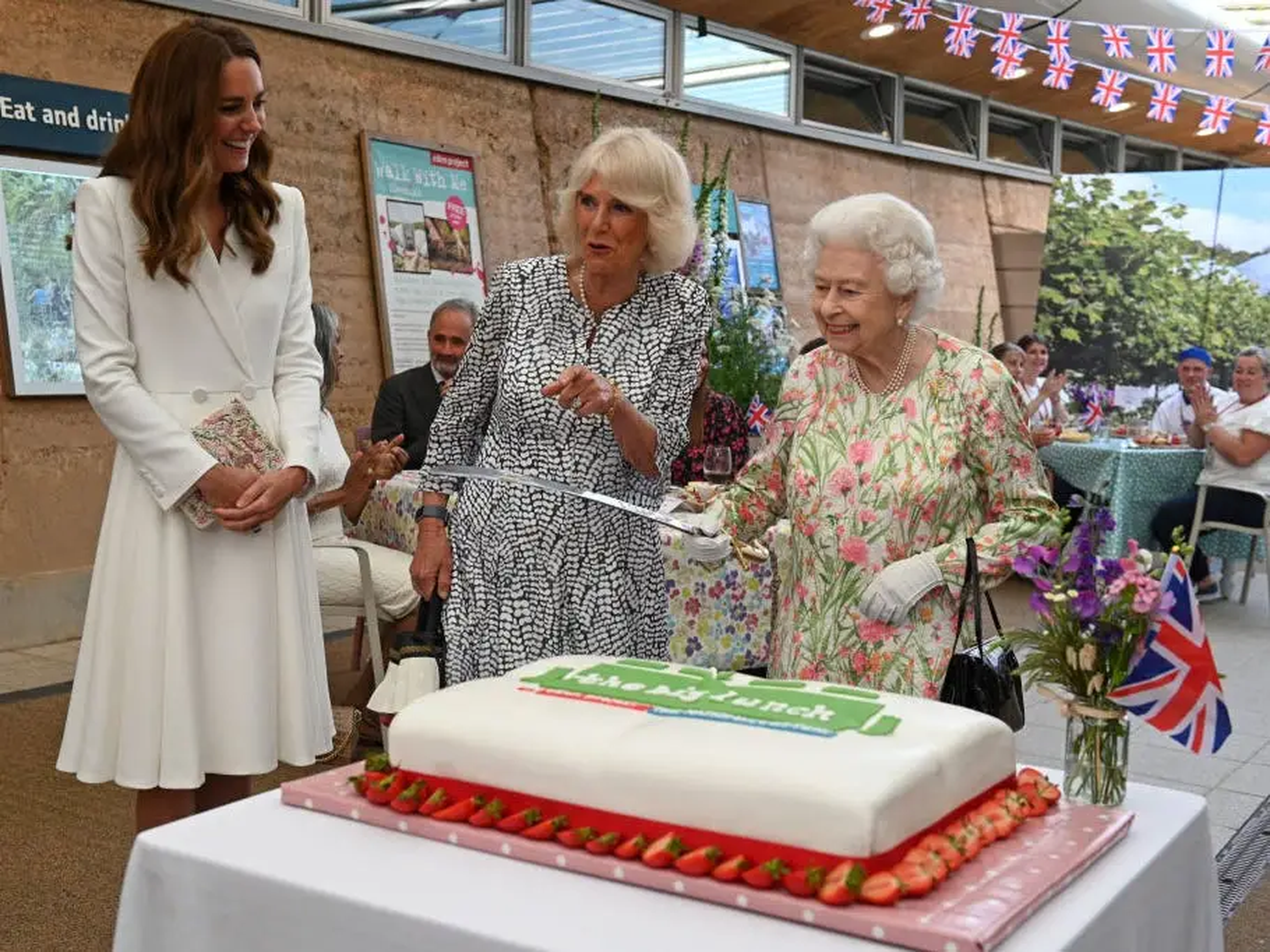 La reina Isabel cortando un pastel con una espada en 2021.