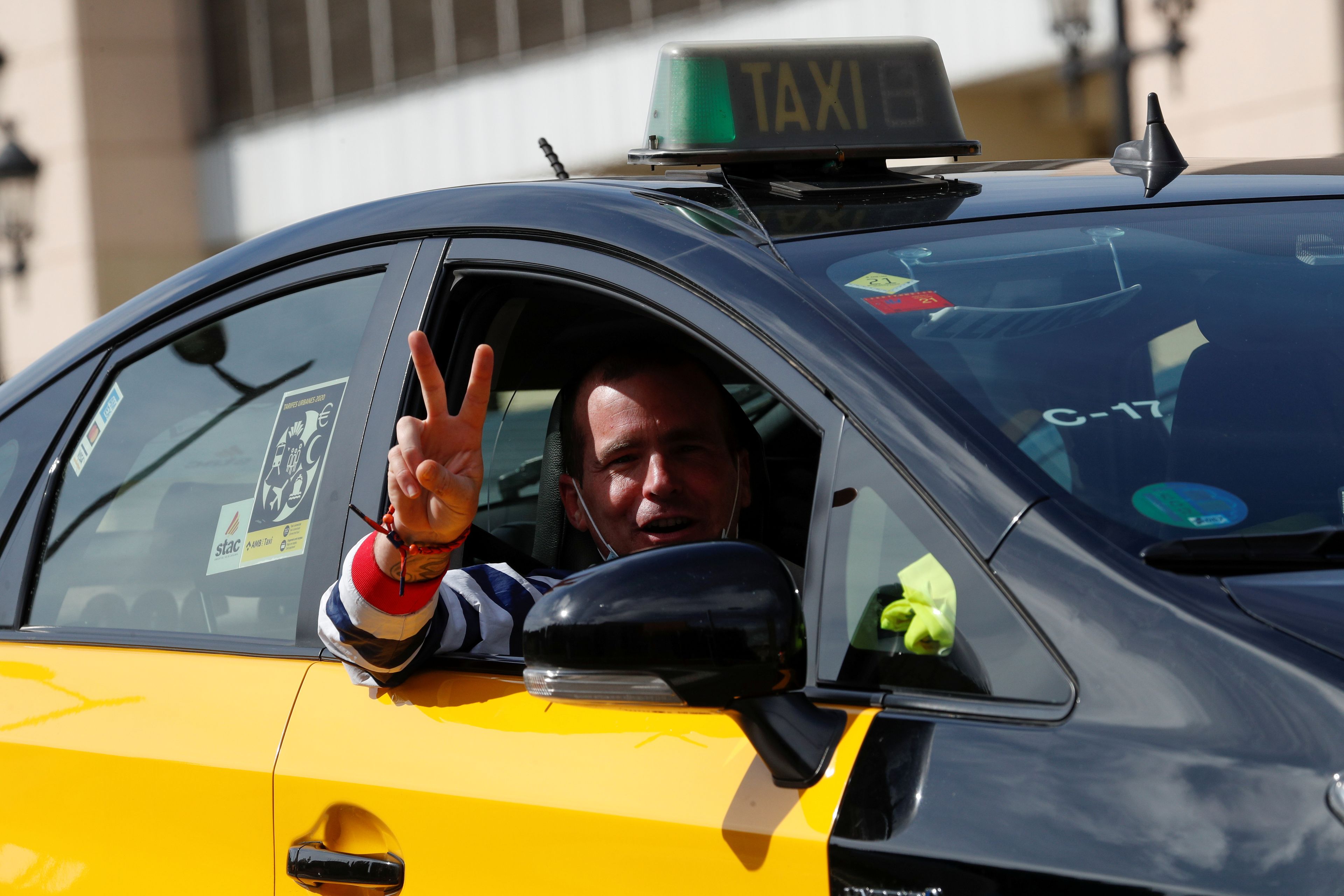 Un taxista de Barcelona hace el signo de la victoria durante una protesta de mayo de 2021.