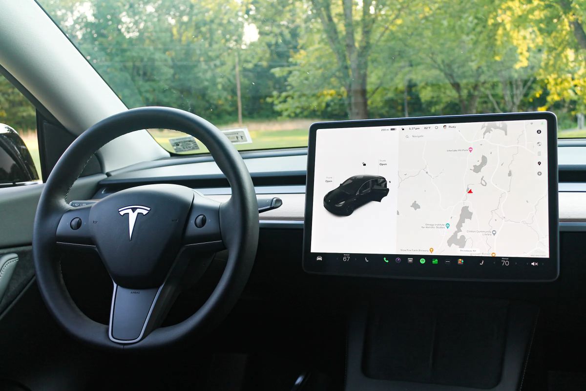 Pruebo el Autopilot de Tesla por primera vez y realmente hace más