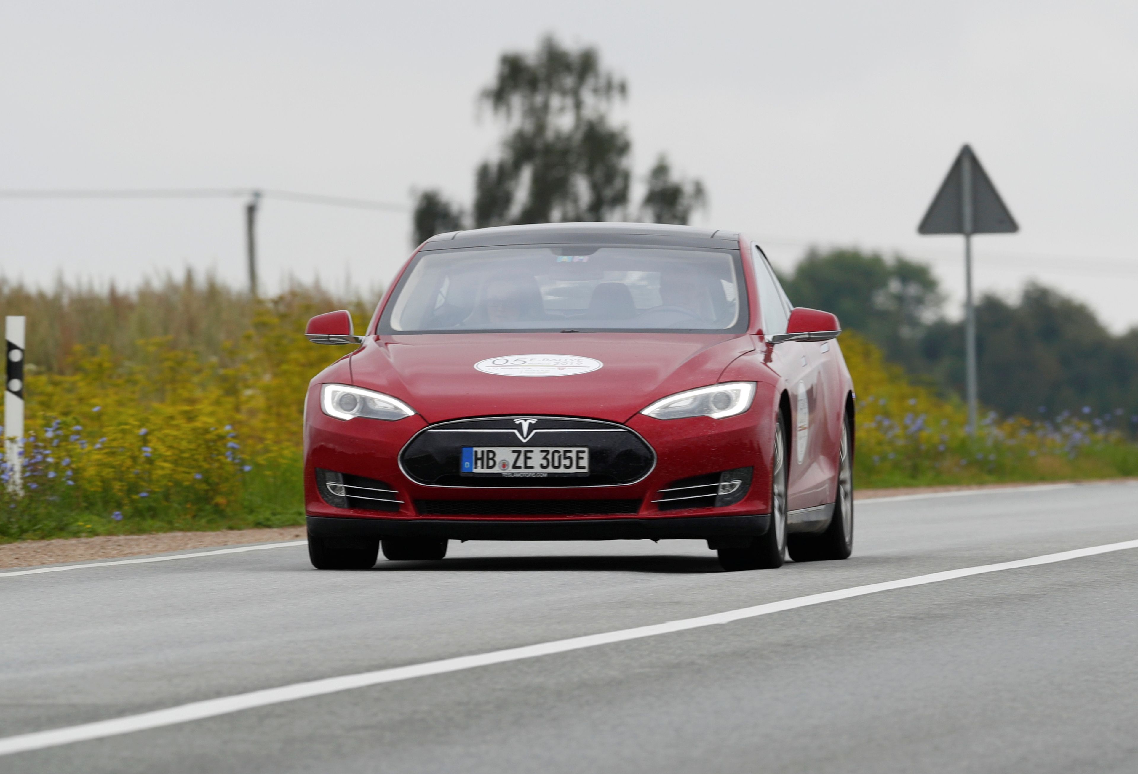 Un Tesla Model S circulando por Alemania.