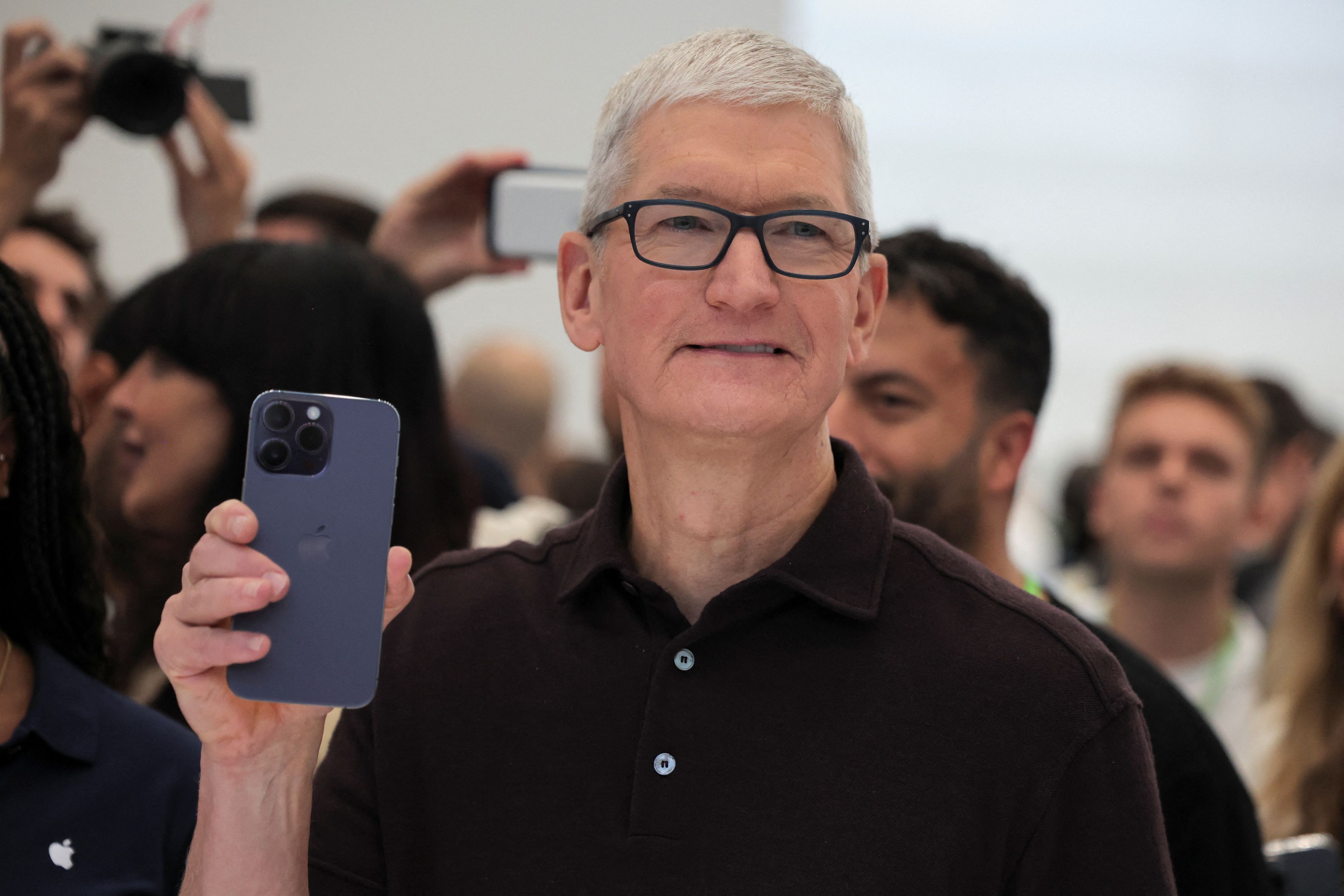 Tim Cook, CEO de Apple, con el nuevo iPhone 14