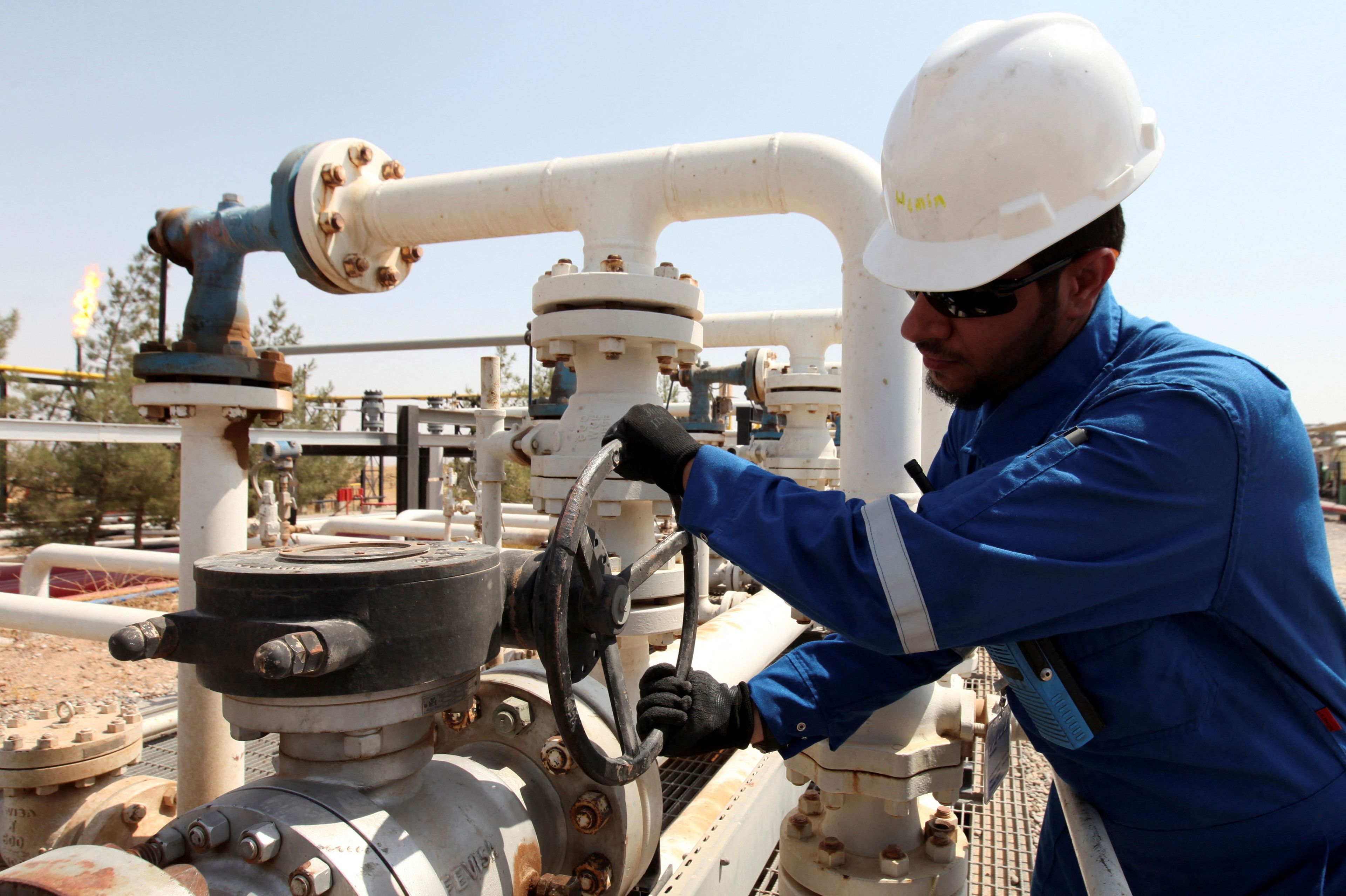 Un trabajador en un oleoducto en Irak.