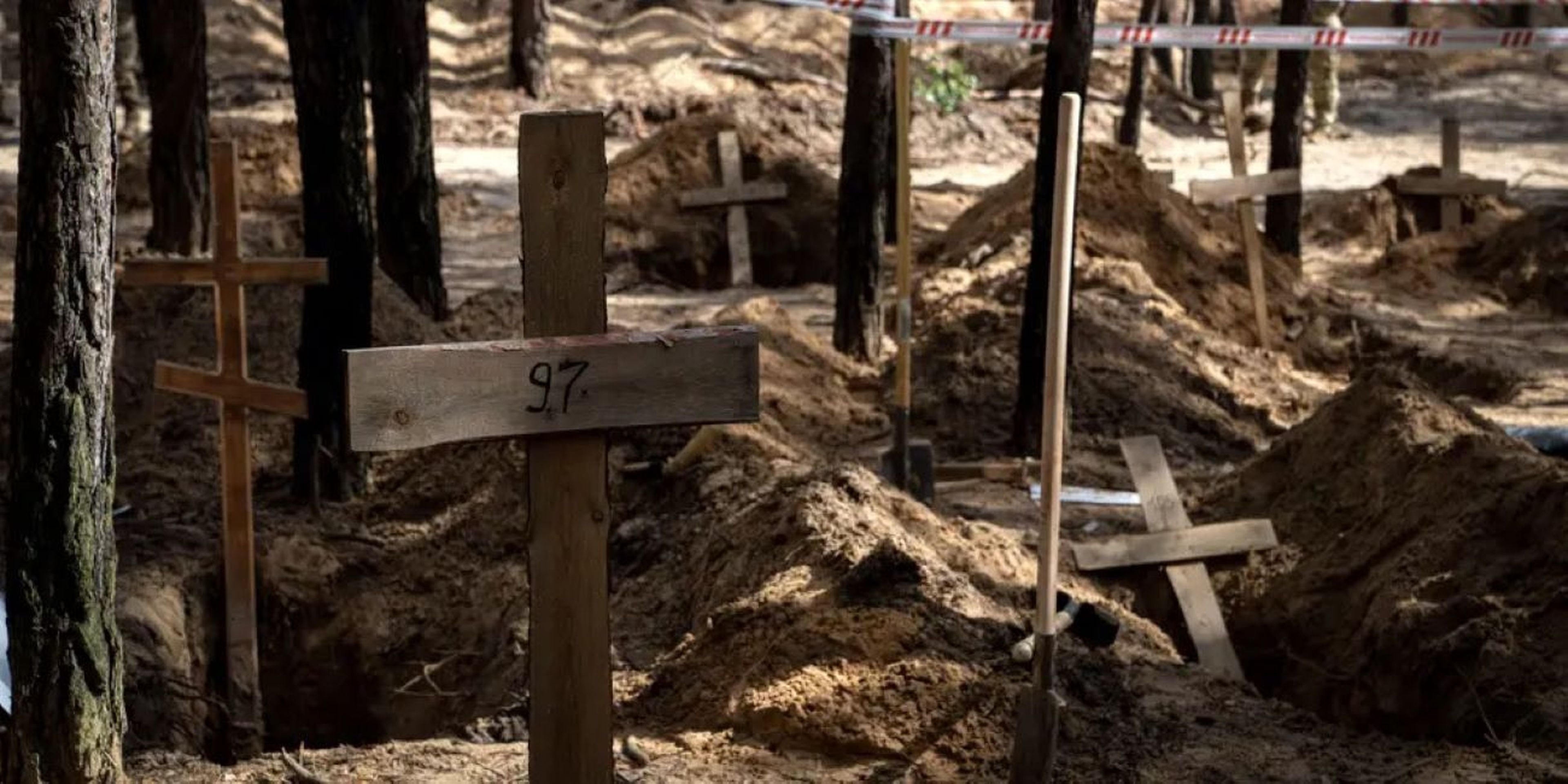 Tumbas no identificadas de civiles y soldados ucranianos en un cementerio durante una exhumación en la zona recientemente retomada de Izium, Ucrania, 17 de septiembre de 2022.