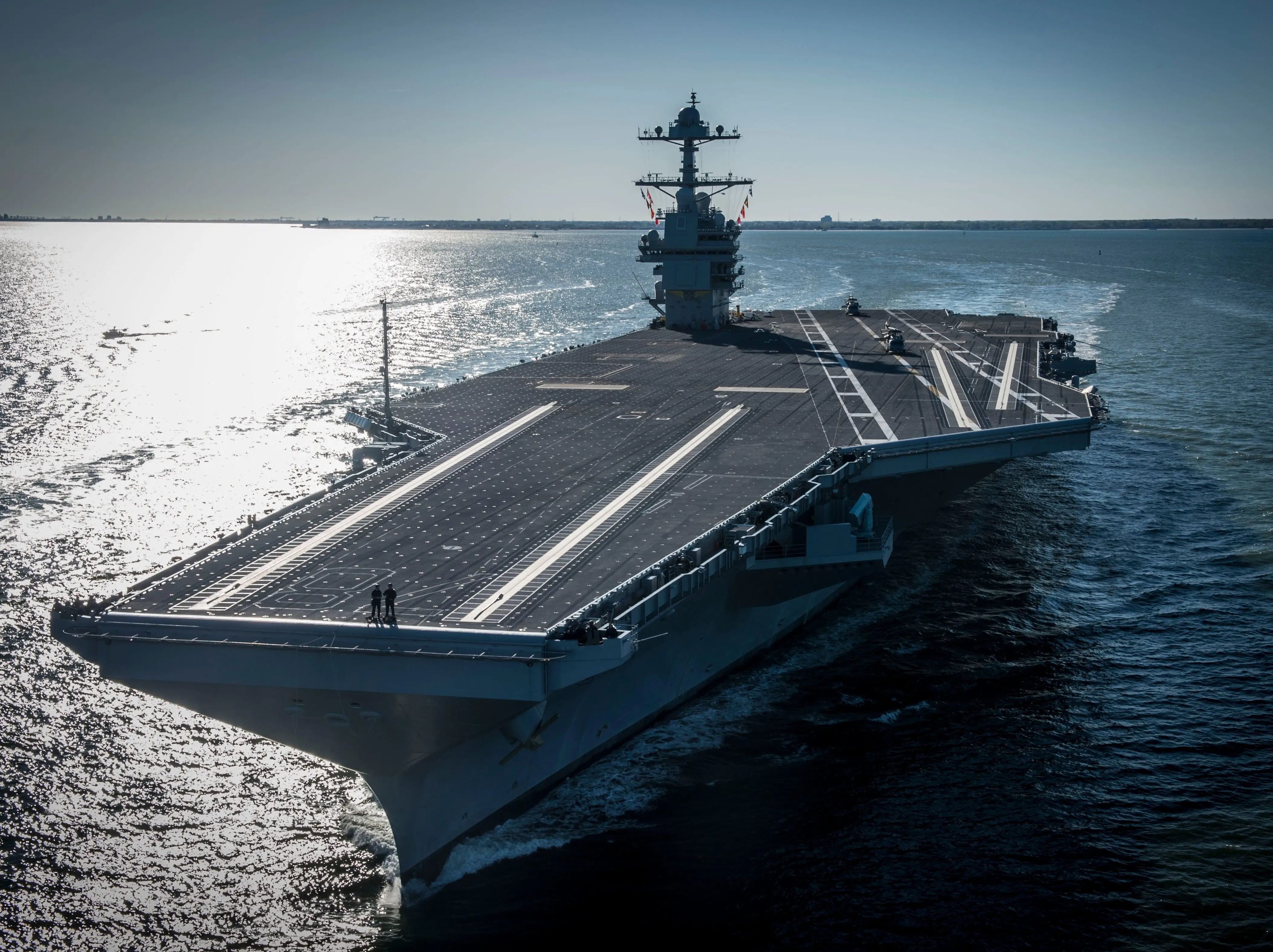 El USS Gerald R. Ford (CVN 78) se ve en marcha con su propia energía por primera vez el 8 de abril de 2017 en Newport News, Virginia.