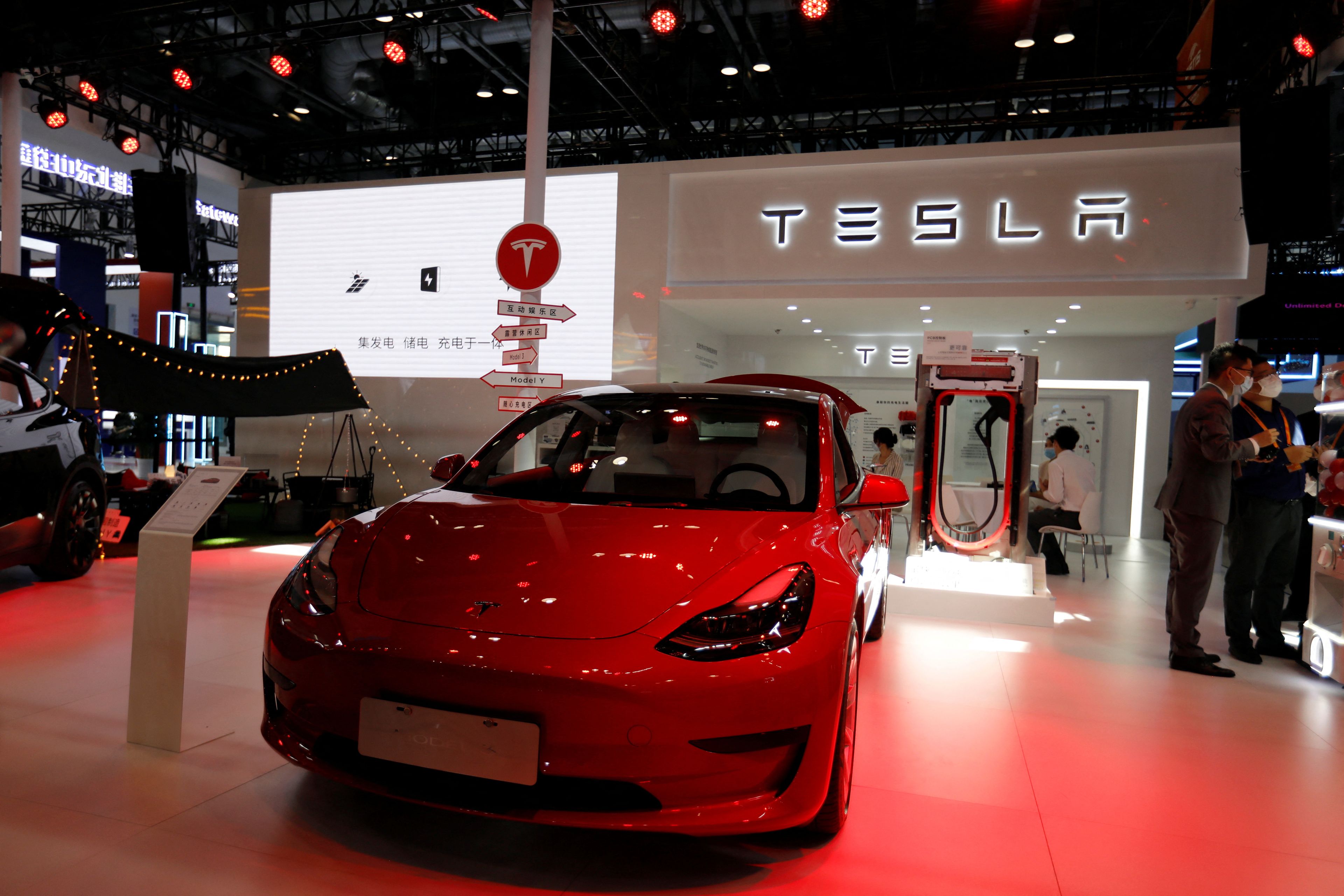 Un vehículo eléctrico Tesla Model 3 Salón Internacional de Comercio de Servicios de China.