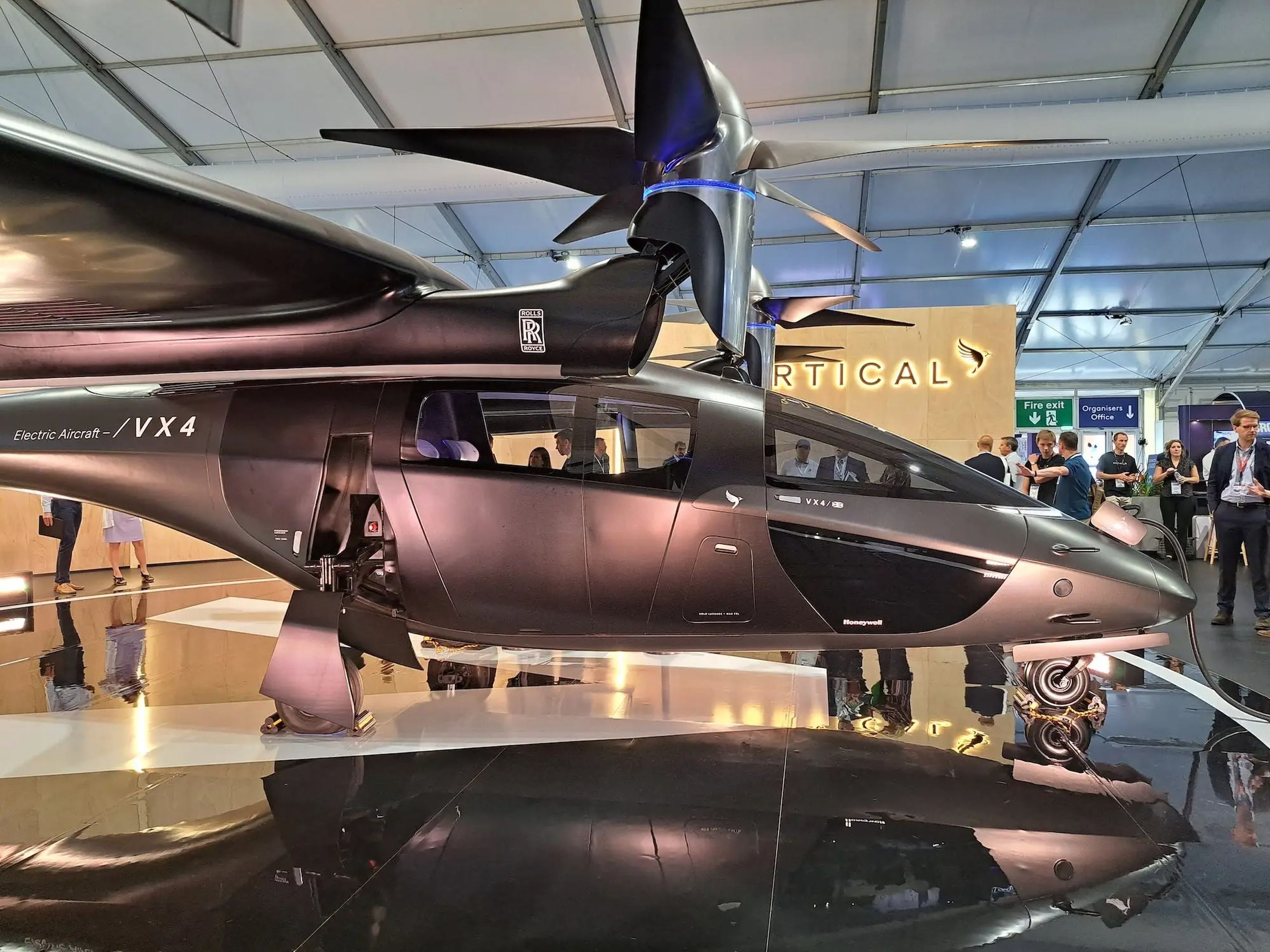 El VX4 de Vertical Aerospace expuesto en el Salón Aeronáutico Internacional de Farnborough 2022.