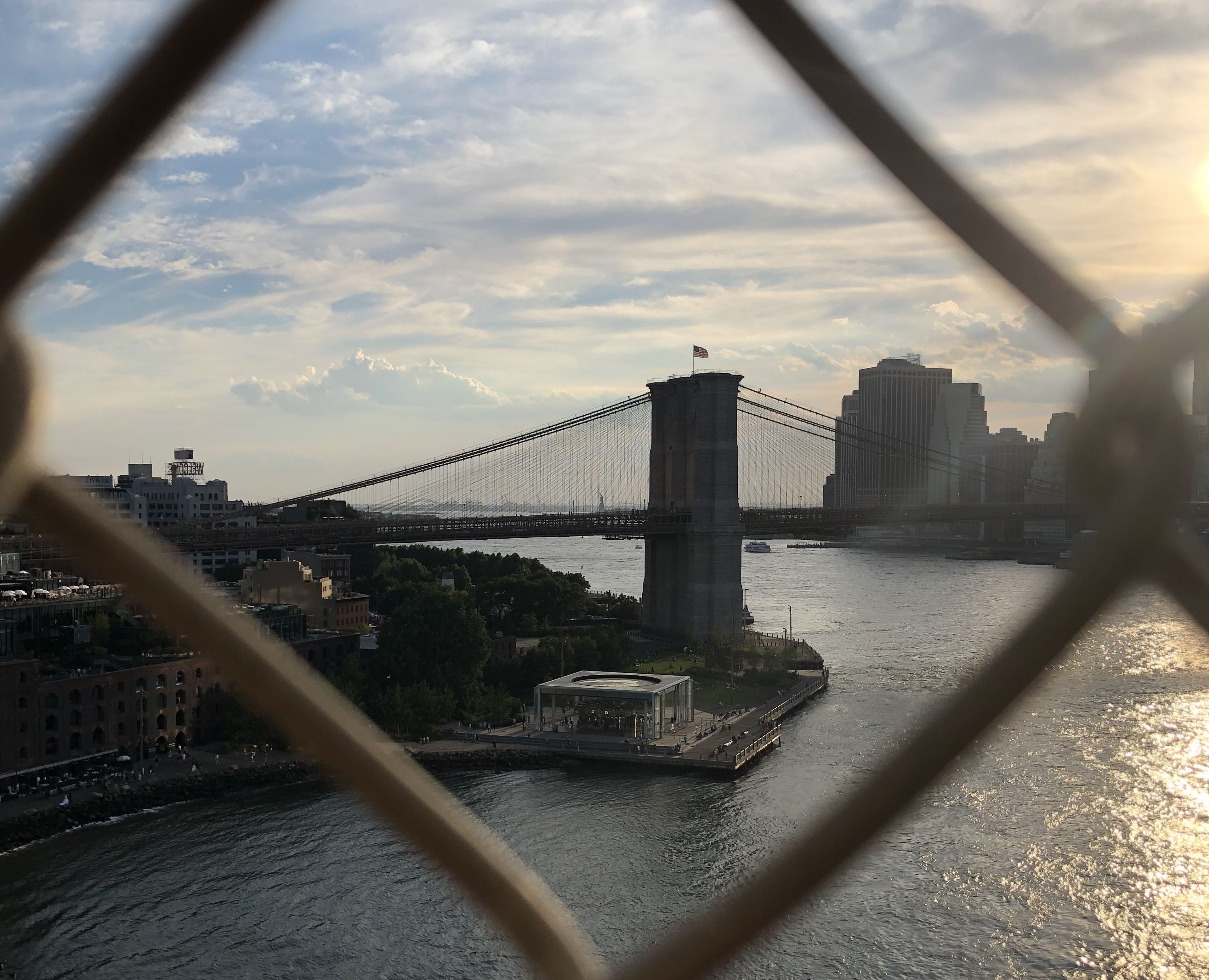 Vista del puente de Brooklyn desde el puente de Manhattan.