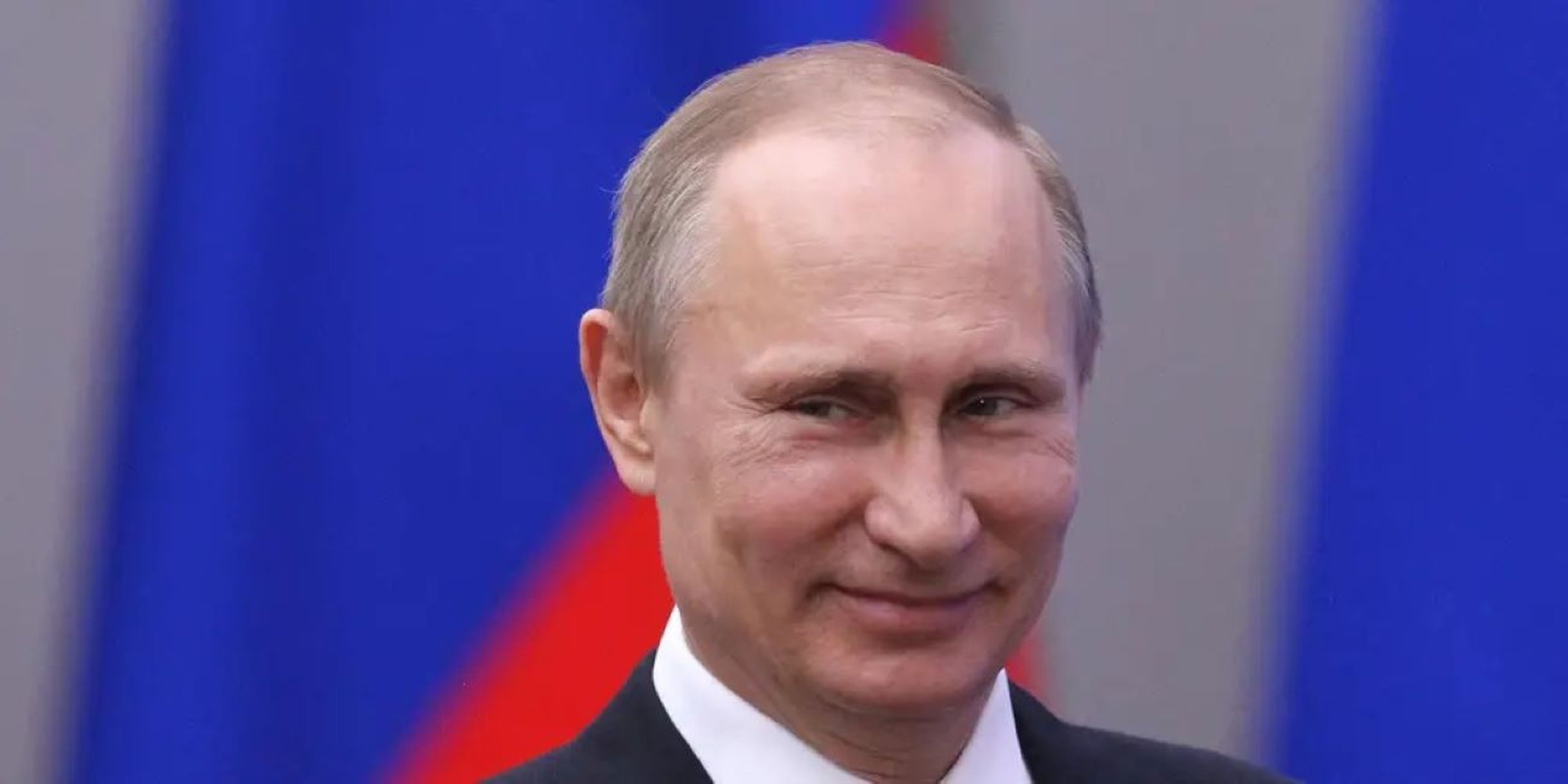 El presidente de Rusia, Vladímir Putin, asiste a la ceremonia de entrega de premios a los miembros del equipo ruso que ganaron medallas en los Juegos Paralímpicos de Invierno el 17 de marzo de 2014 en Sochi, Rusia.