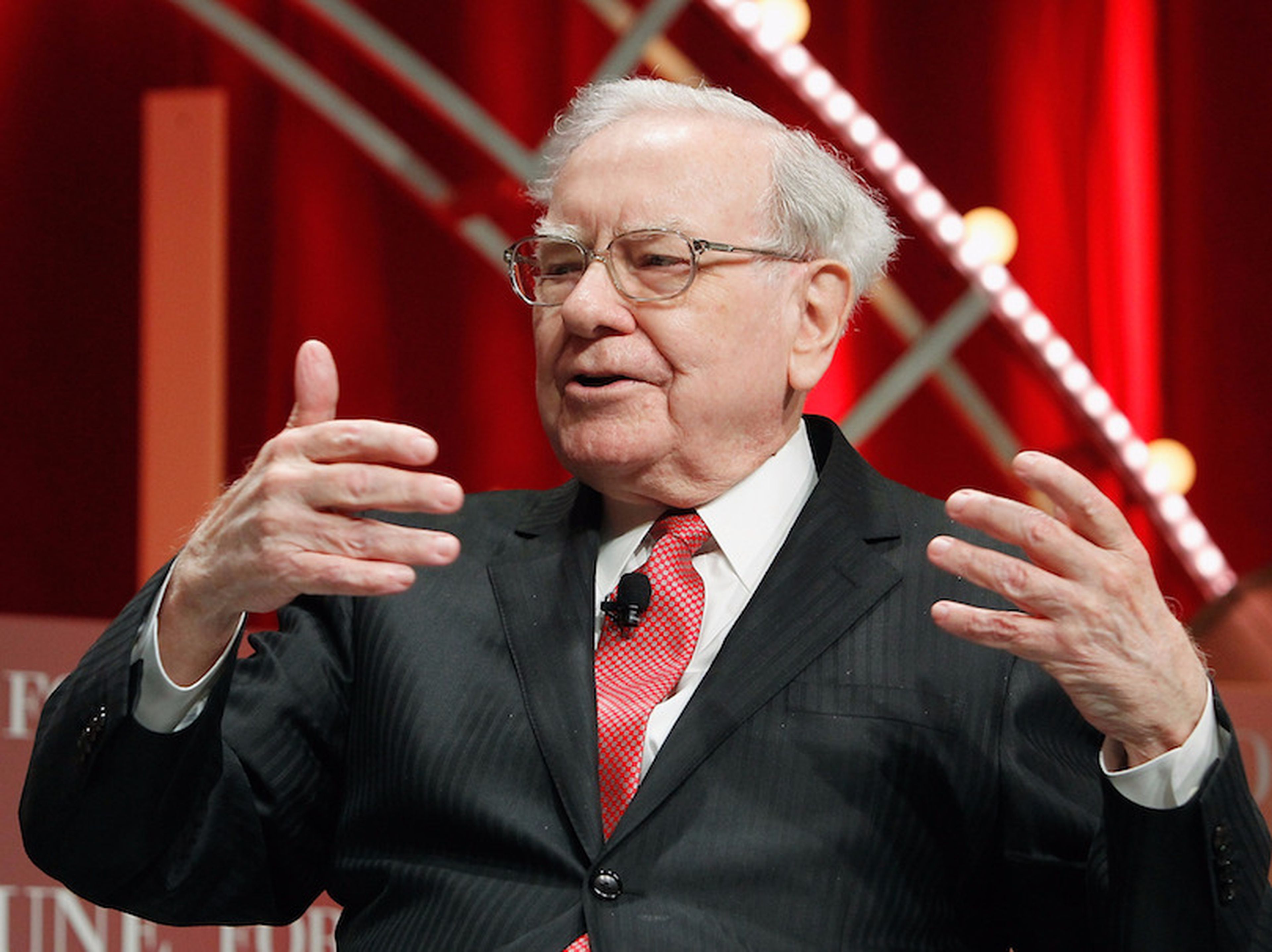 Warren Buffett en el escenario de la Cumbre de Mujeres Más Poderosas de Fortune el 13 de octubre de 2015 en Washington, DC.