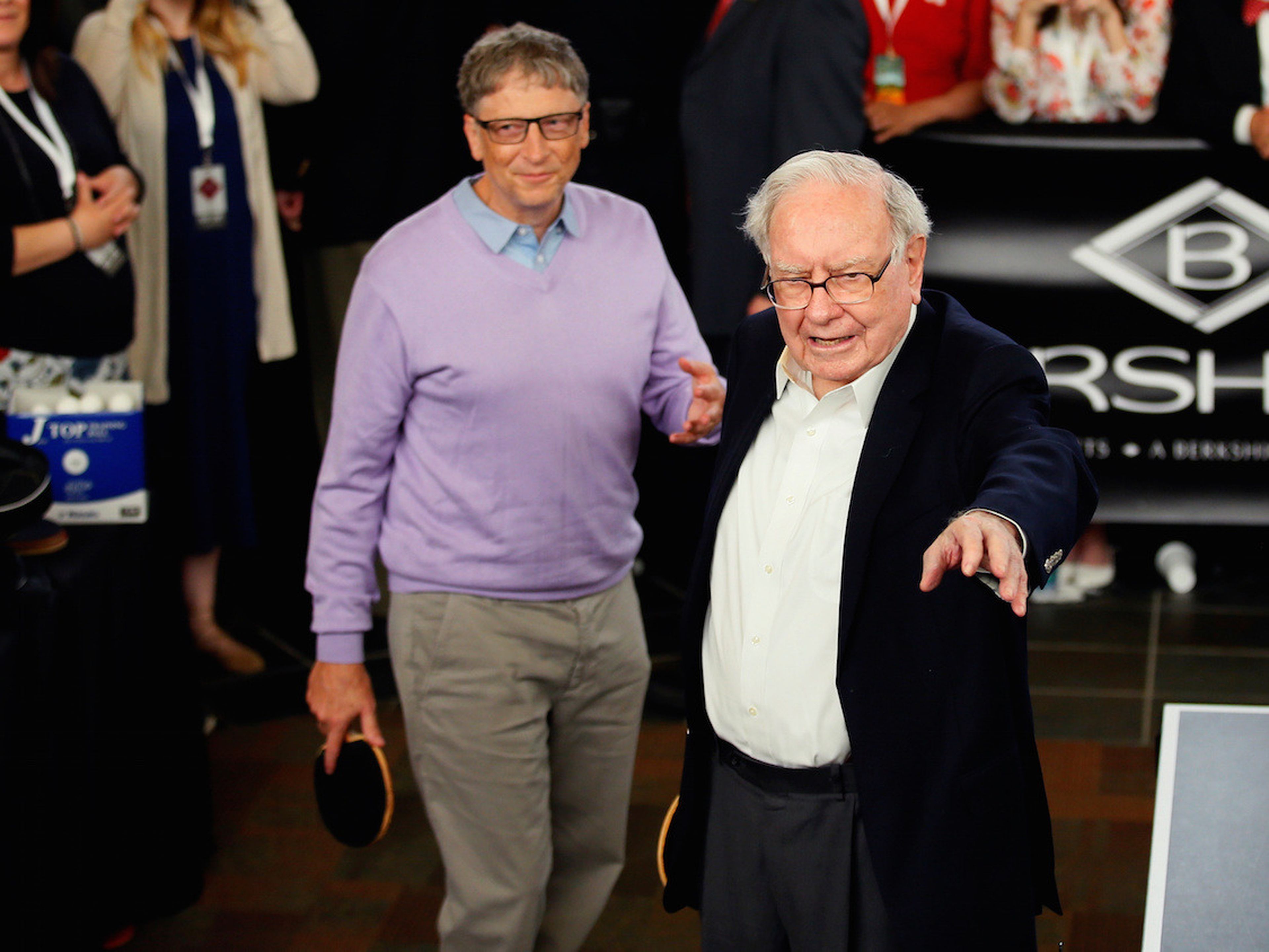Warren Buffett habla con Bill Gates durante la reunión anual de Berkshire Hathaway en Omaha, EEUU, el 7 de mayo de 2017.