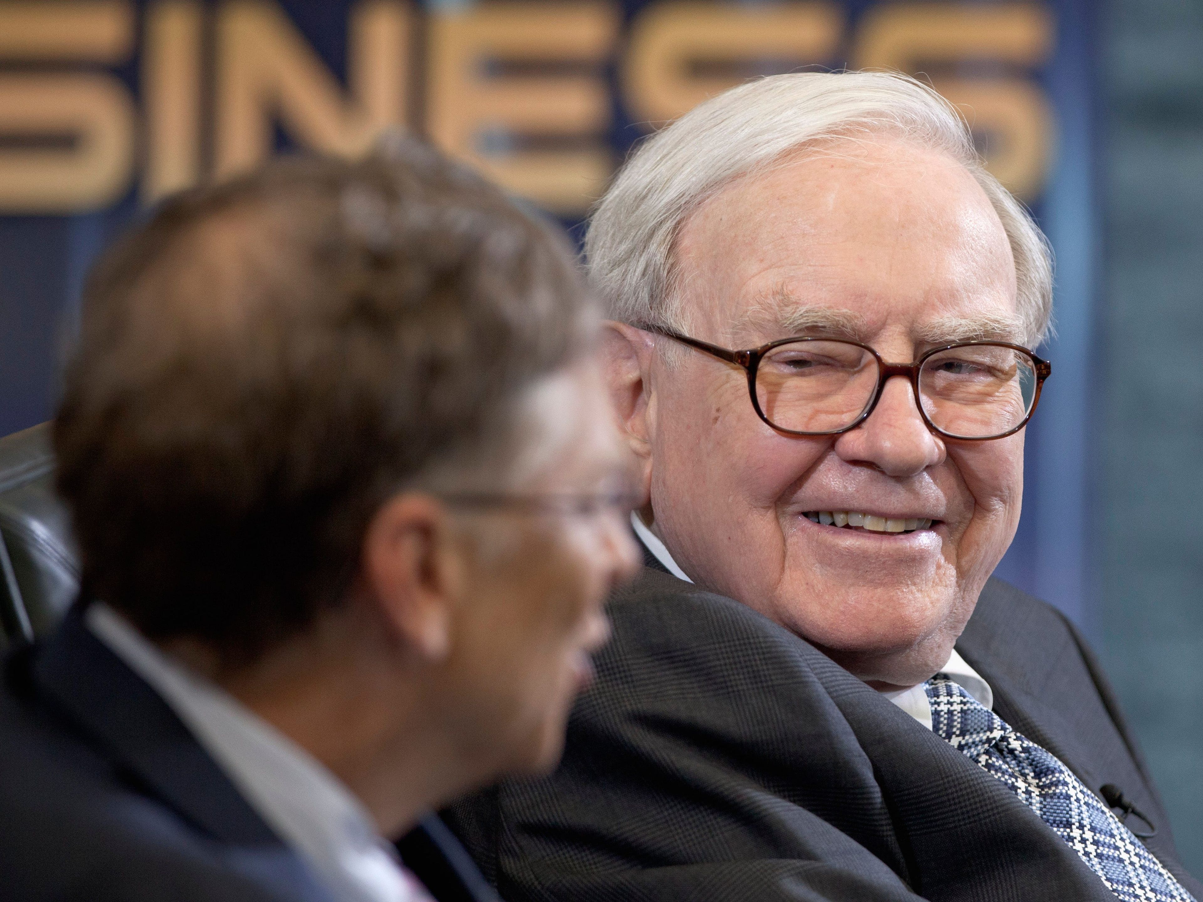 Warren Buffett, presidente y consejero delegado de Berkshire Hathaway, a la derecha, escucha al fundador de Microsoft y miembro del consejo de administración de Berkshire, Bill Gates.