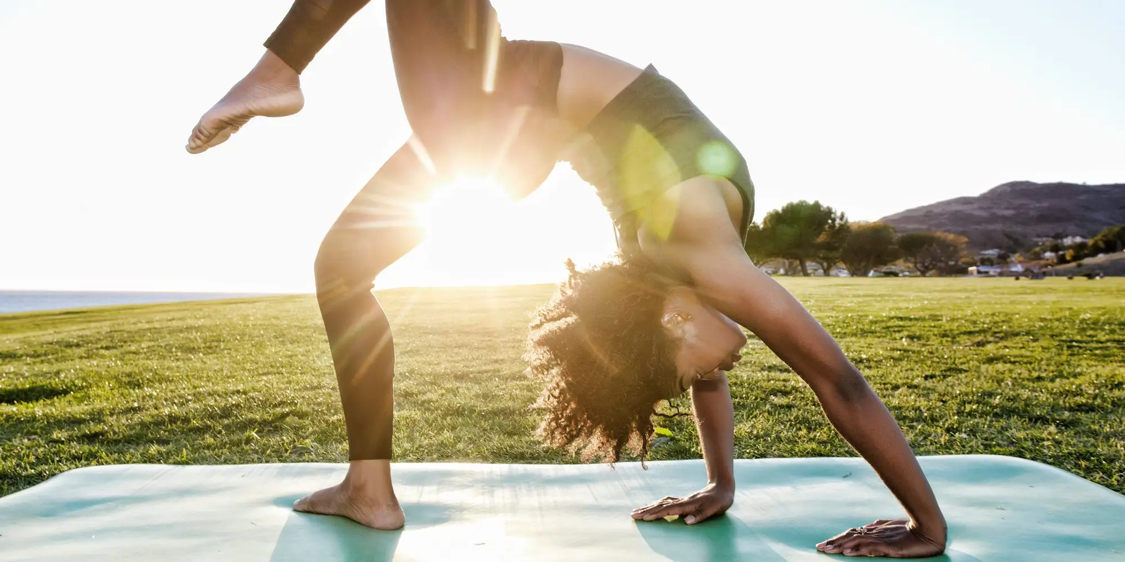 Los movimientos de yoga como la postura del triángulo, son una excelente manera de desarrollar abdominales fuertes y trabajar tu core.